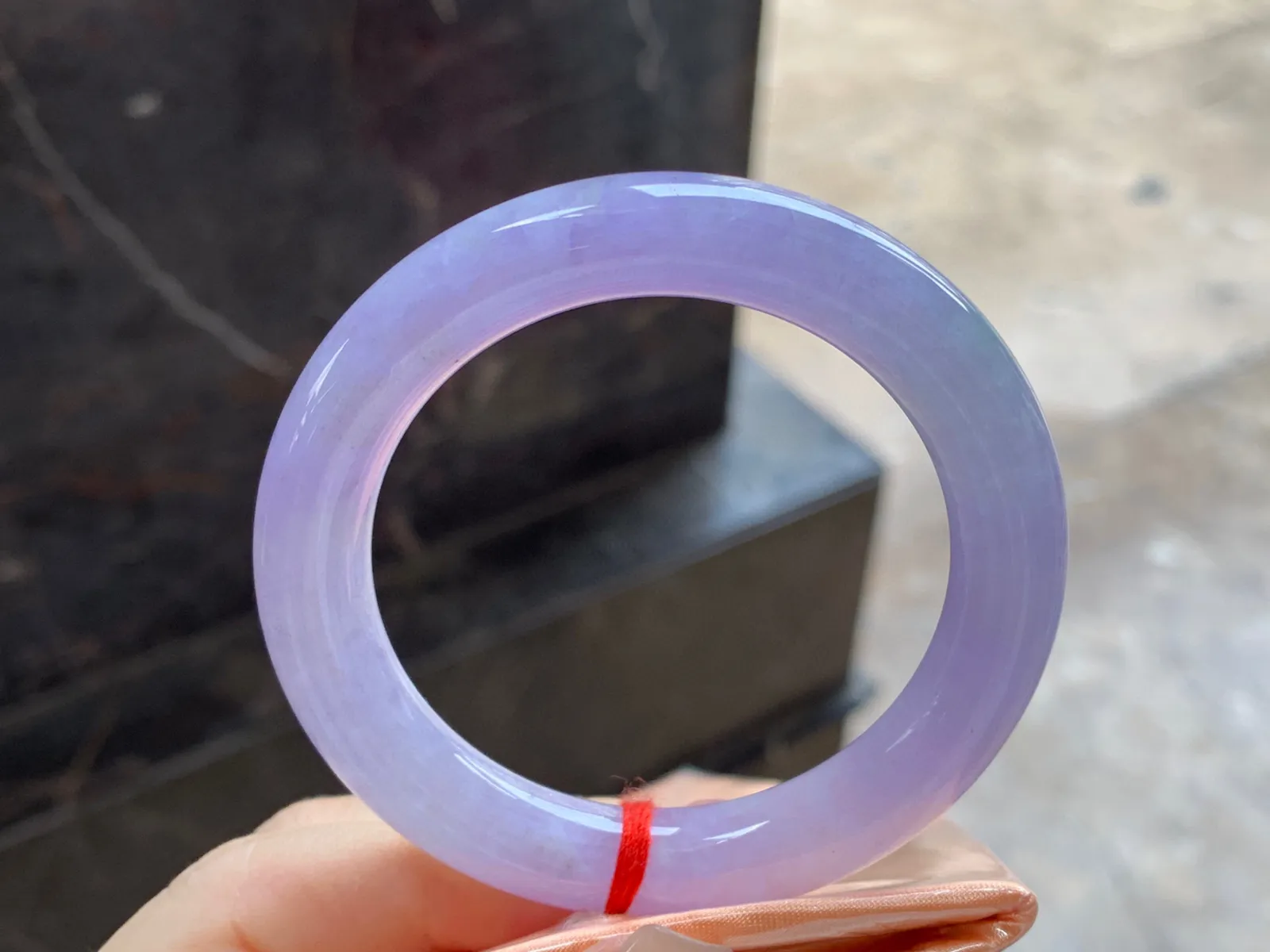 紫罗兰圆条手镯
尺寸：51.5-10mm
颜色浓郁～上手好看 晶体略粗需要包容