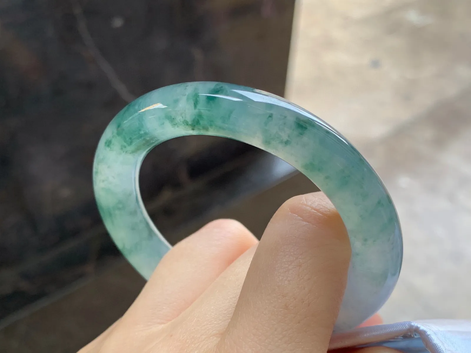 冰飘花圆条手镯
尺寸：52.1-10.2mm
冰味十足～种老肉细精品小圈口
