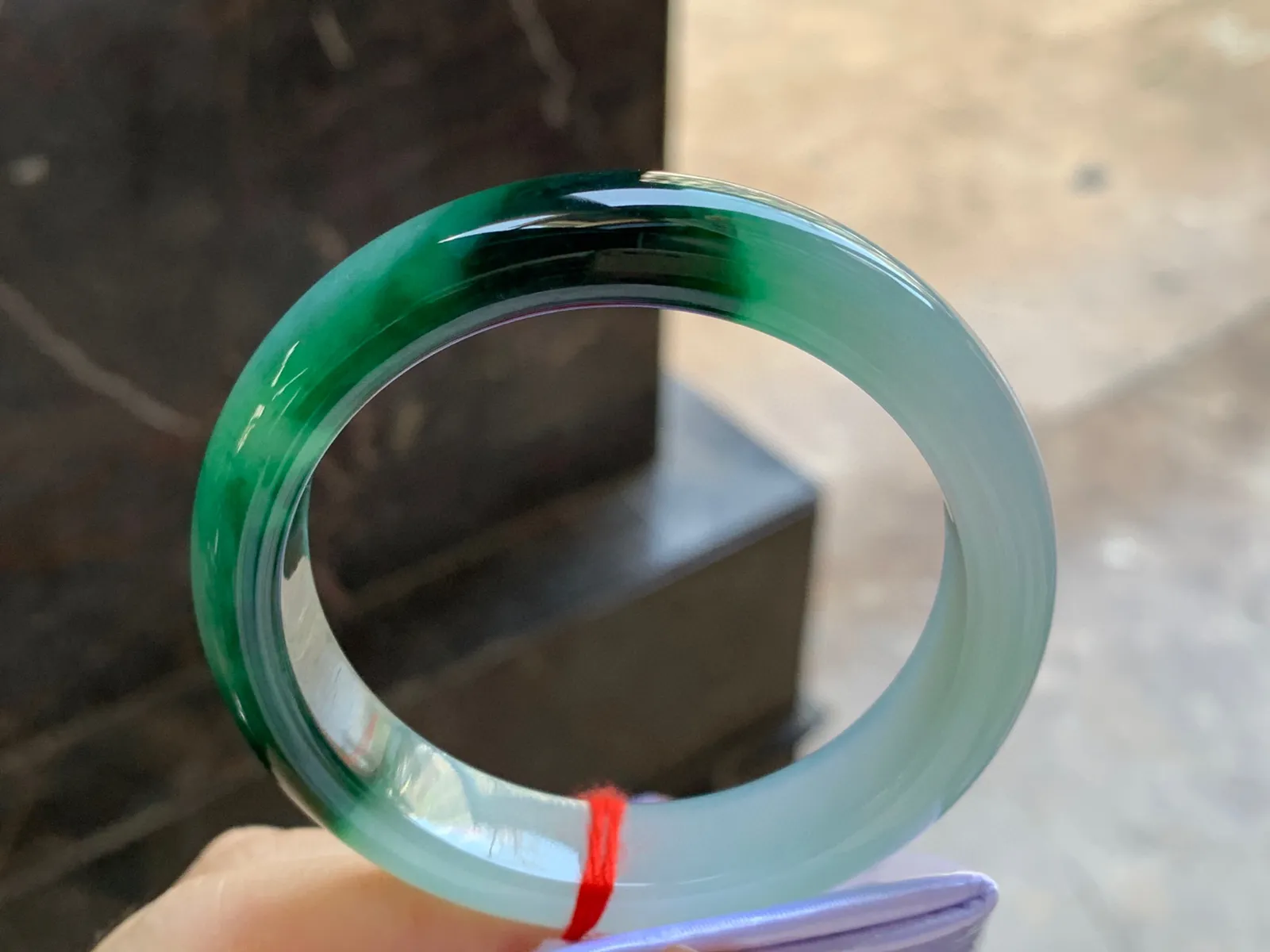 带色特色手镯
尺寸：53-12.6-8mm
料子细腻干净～有特色上手好看