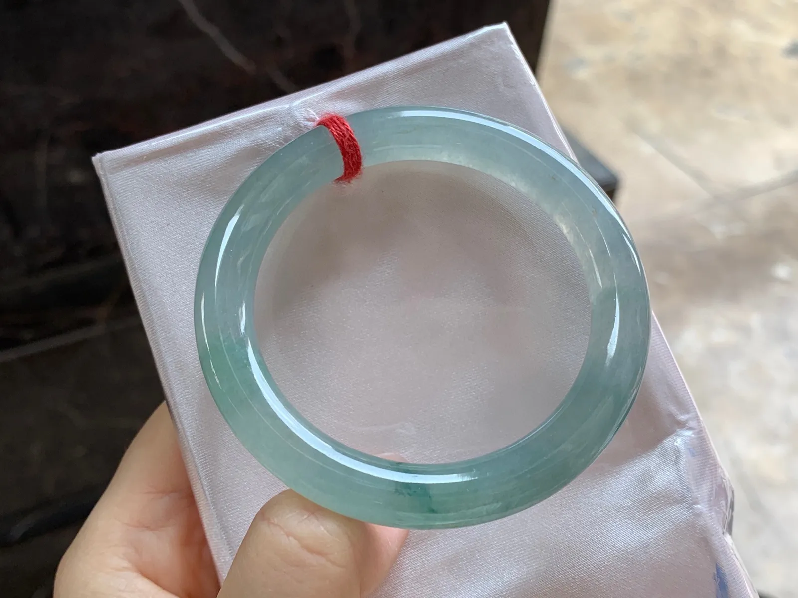 飘花圆条手镯
尺寸：51.8-8.6mm飘花点缀 上手好看