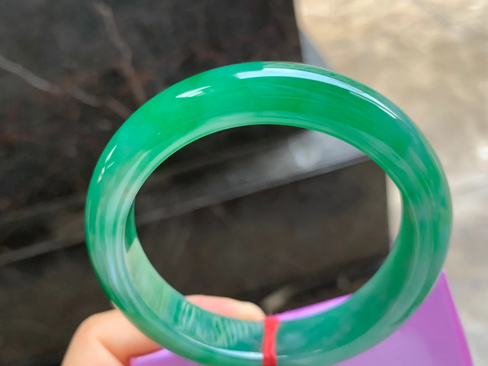 55-13-8.5mm
满色手镯 种好细腻 颜色辣绿 条形优秀 上手大气