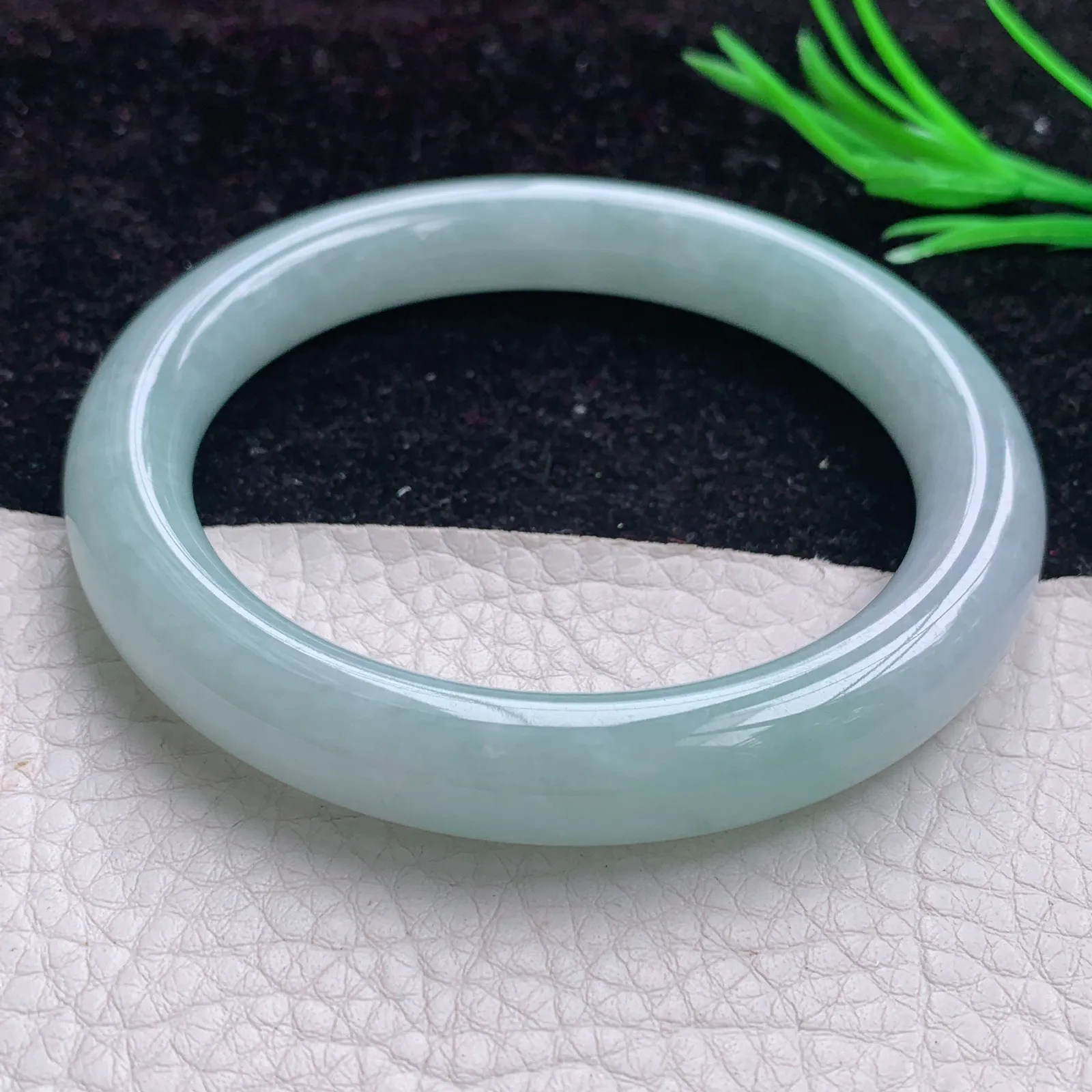 js实拍 大圈口62*11*10.3美人镯！天然缅甸翡翠A货纯美圆条玉镯