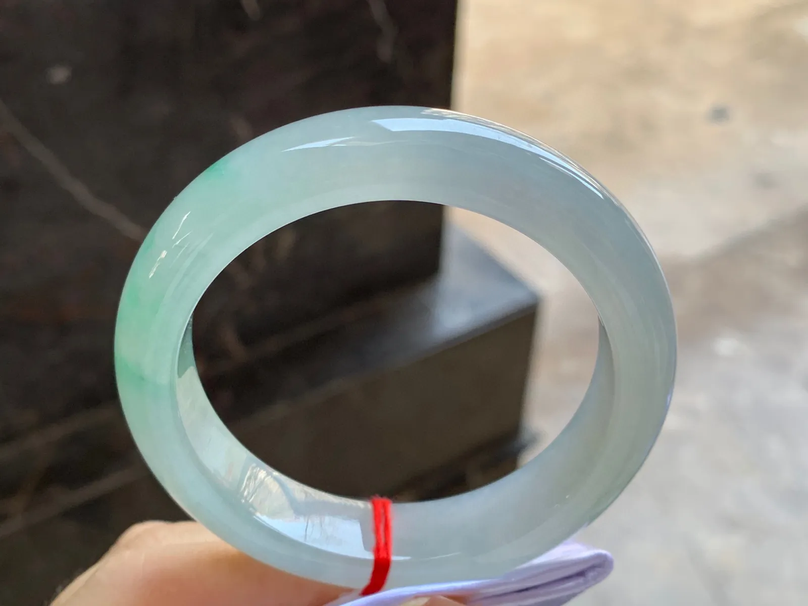 带色手镯
尺寸：55.6-13.5-8.5mm
有种有色～绿色点缀上手好看