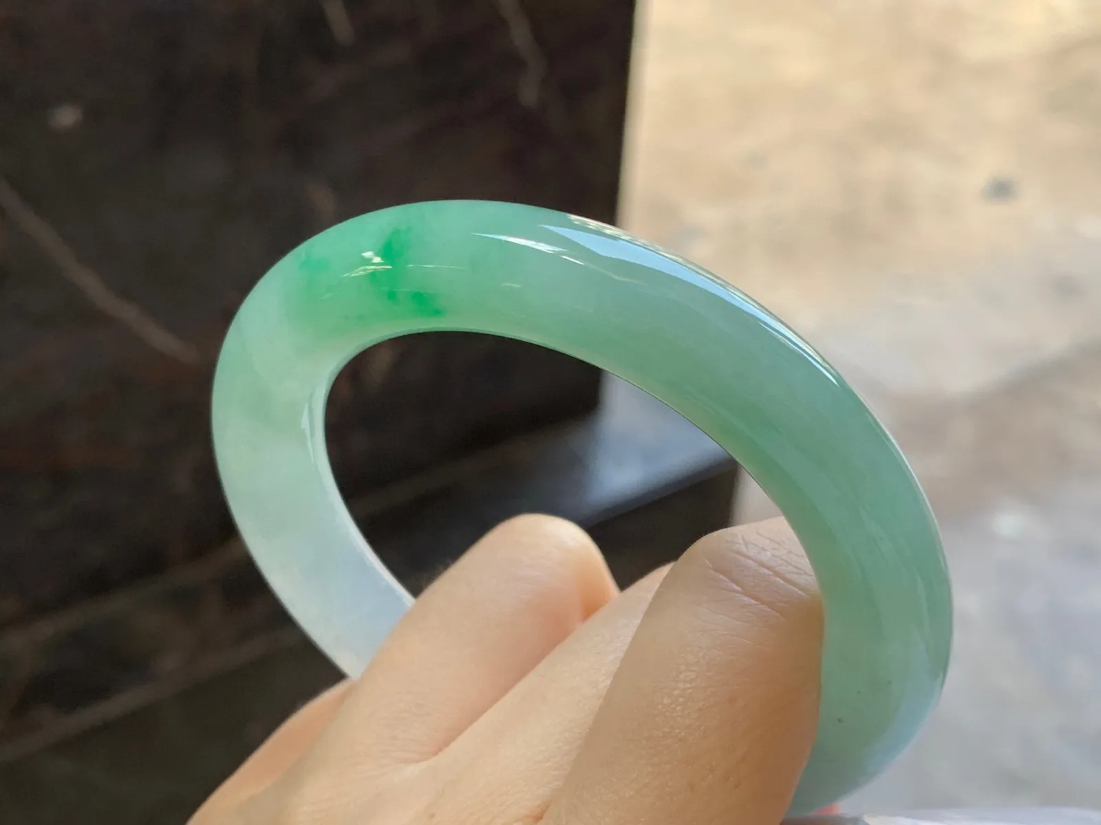 带色圆条手镯
尺寸：55.8-11.3mm
底子细腻干净～绿色点缀上手好看
