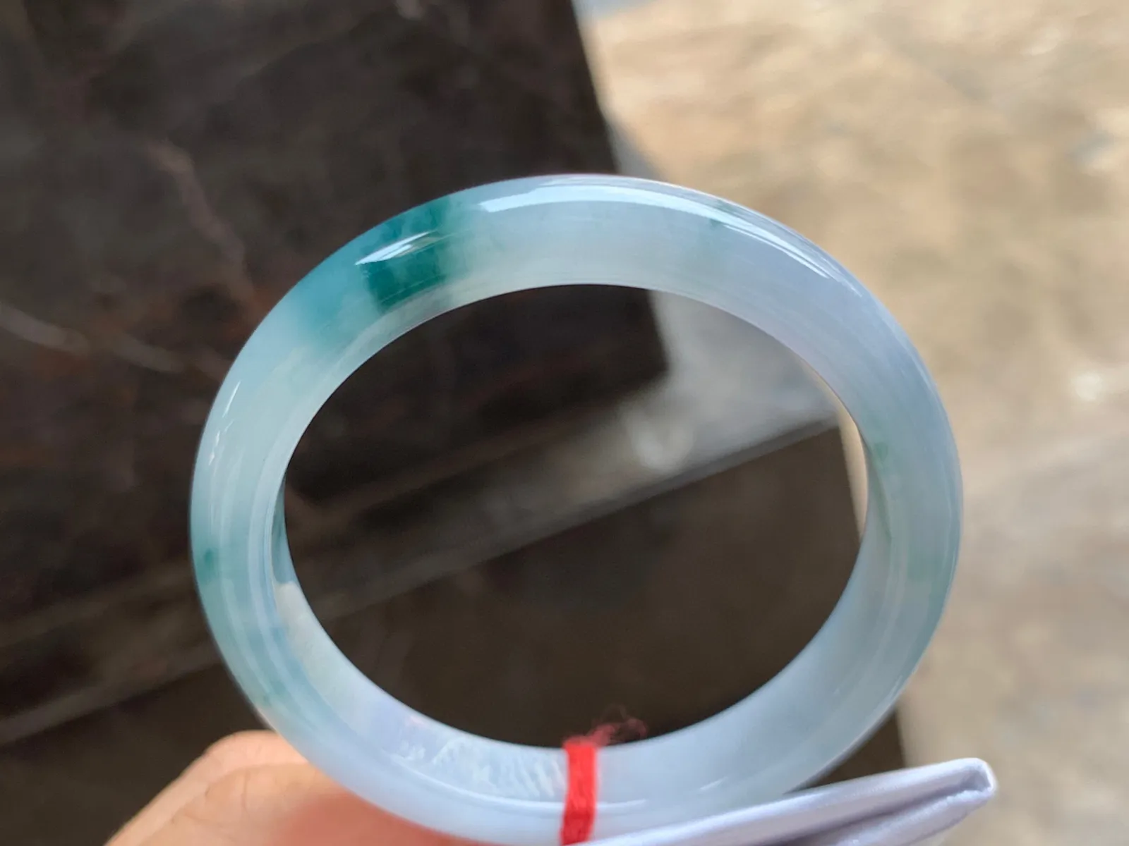 53.5-10.5-7.5mm
飘花手镯 底子细腻 花色漂亮