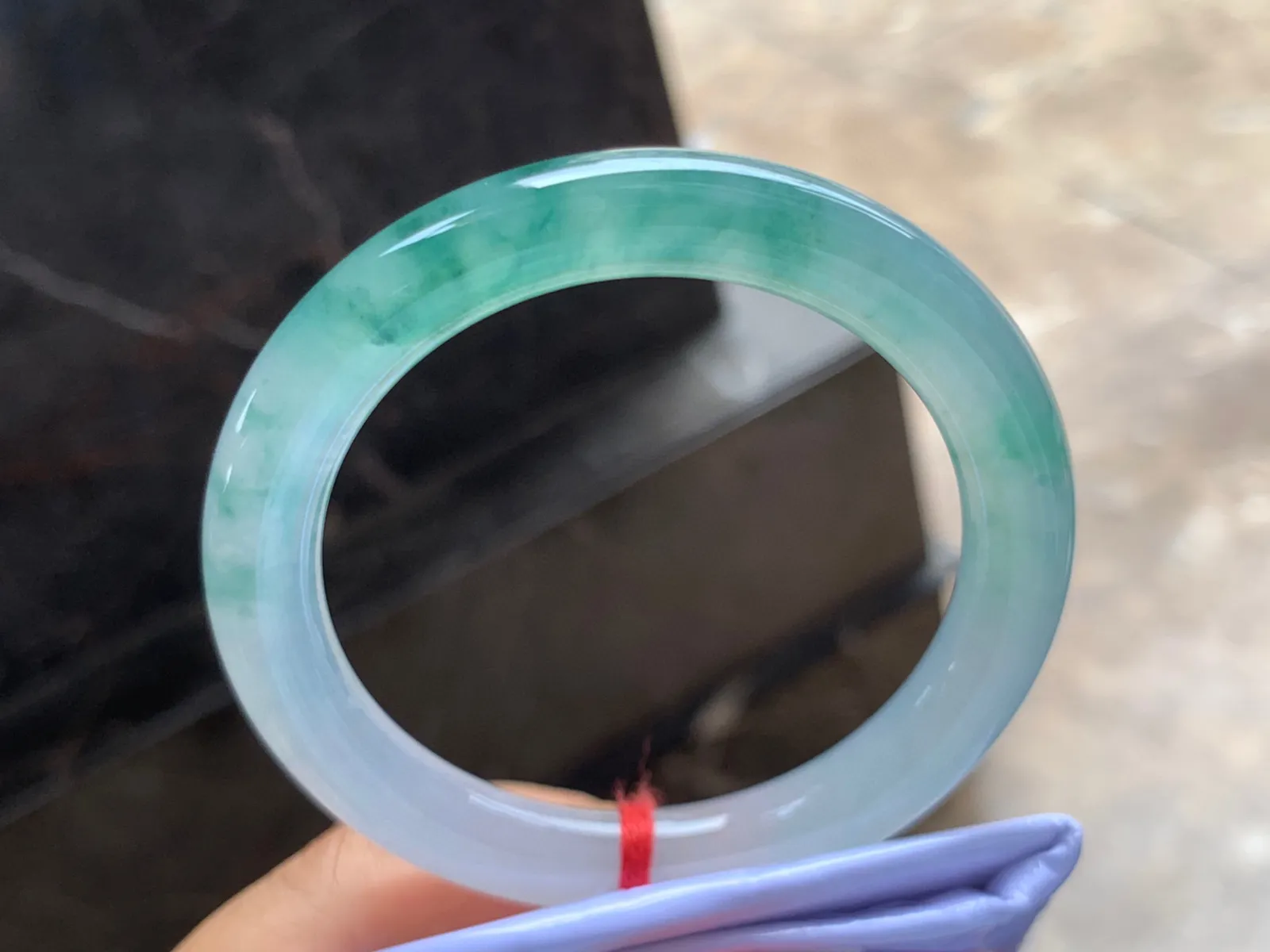 53.5-9mm
冰种飘花圆条手镯 冰透起胶 花色灵动