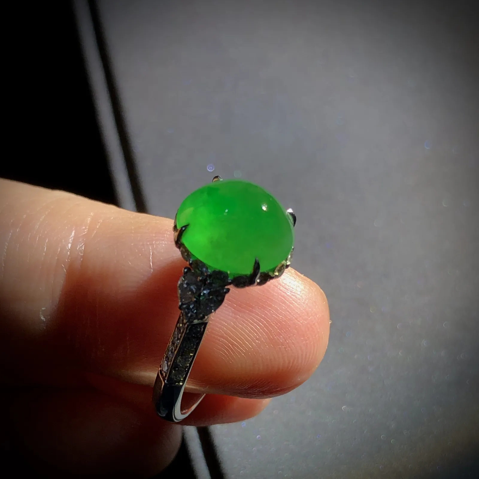 绿戒指，裸石10.2-9-5.5mm，
14#可改，18K金，南非钻，。