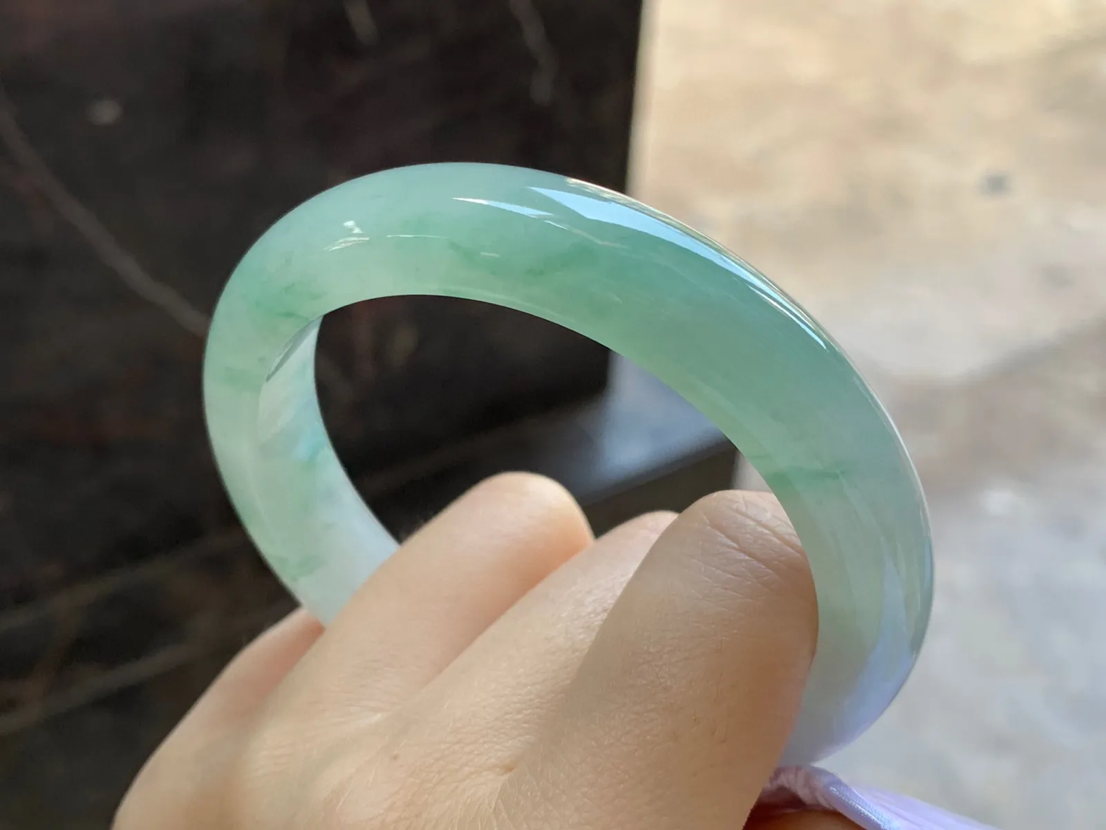 飘绿花手镯
尺寸：57.9-12.4-8.2mm
水润十足～绿花点缀上手好看