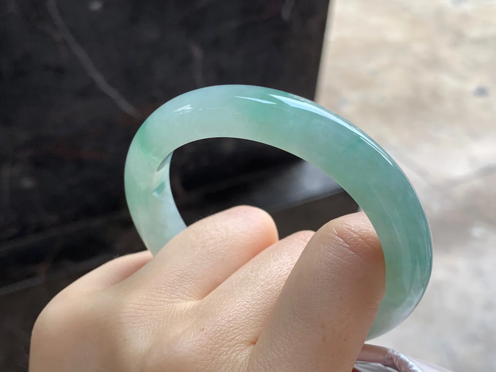 晴水手镯
尺寸：54.6-10.3-8.3mm
水润十足～微棉不影响