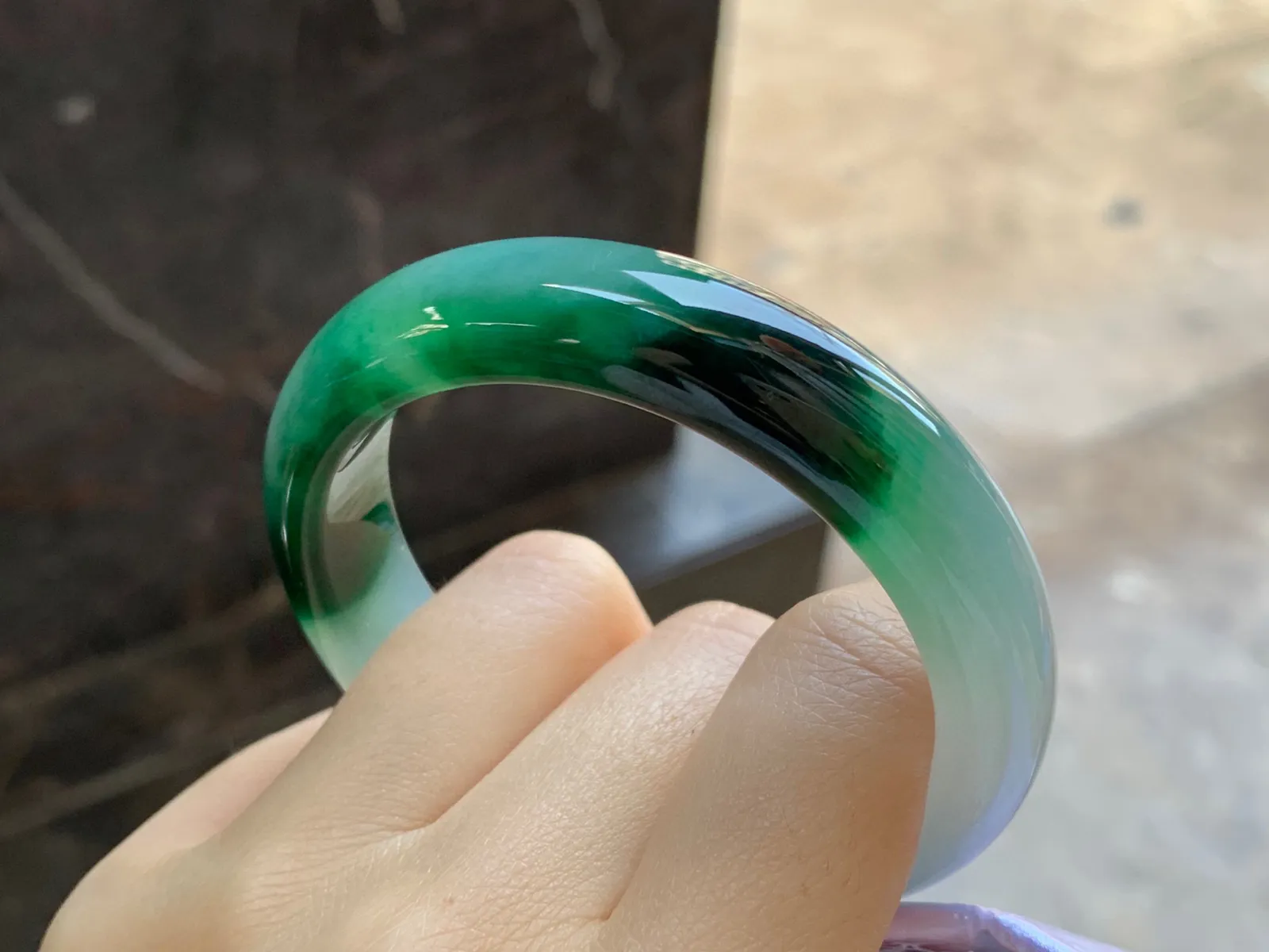 带色特色手镯
尺寸：53-12.6-8mm
料子细腻干净～有特色上手好看
