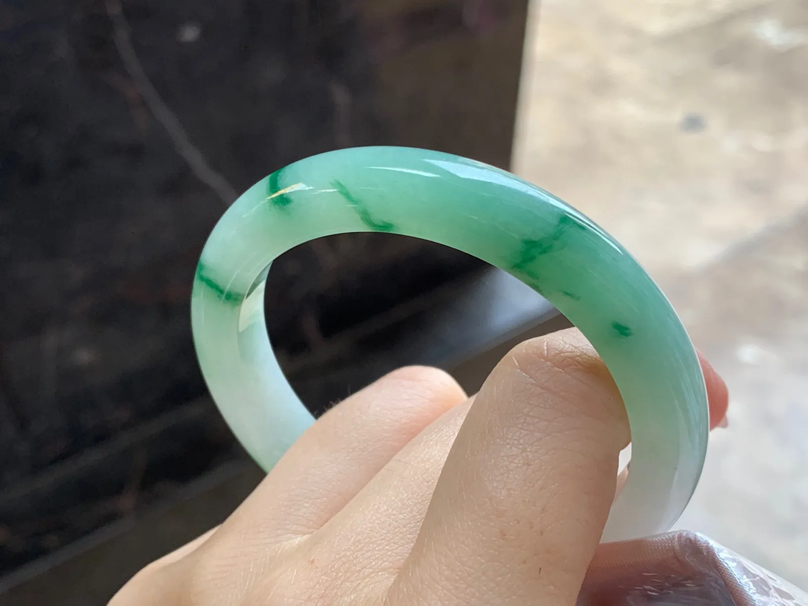 飘绿手镯
尺寸：53.8-9.9-8.2mm
料子细腻干净～很耐看推荐