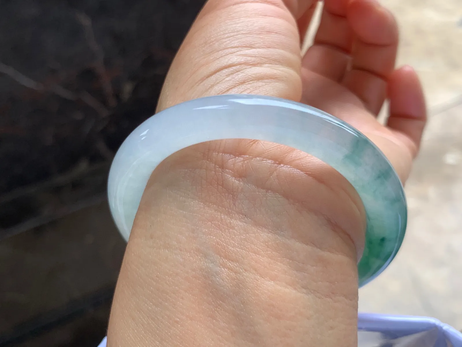 53.5-9mm
冰种飘花圆条手镯 冰透起胶 花色灵动