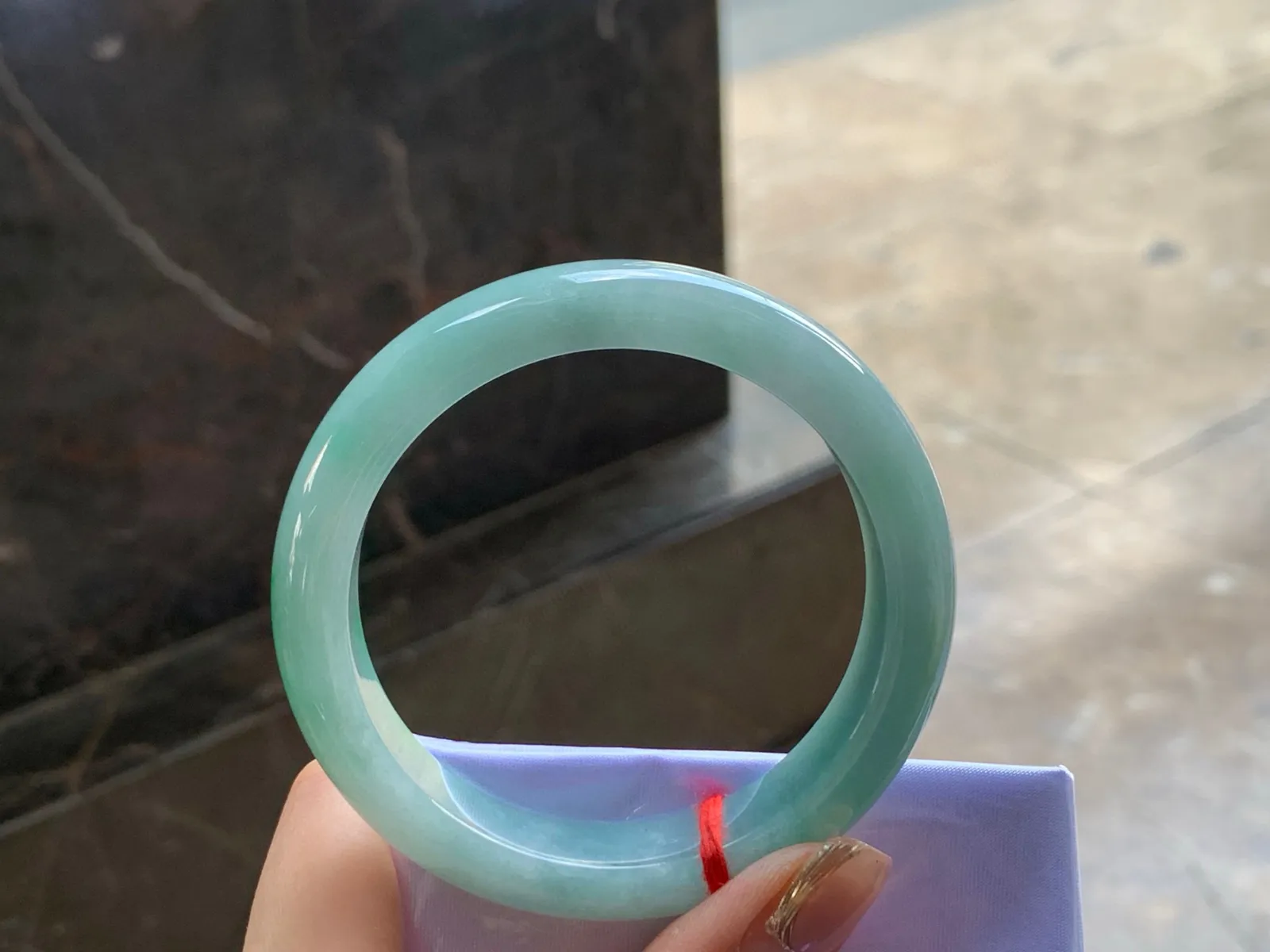 带色手镯
尺寸：55.5-12.4-8.5mm
底子细腻干净～绿色点缀