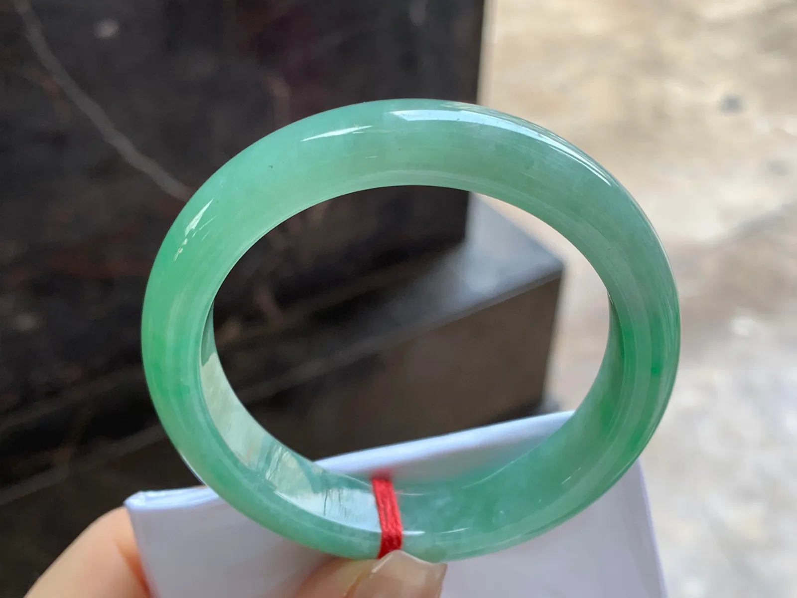 带色手镯
尺寸：52.2-11.9-8.2mm
底子细腻干净～绿色浓郁上手好看