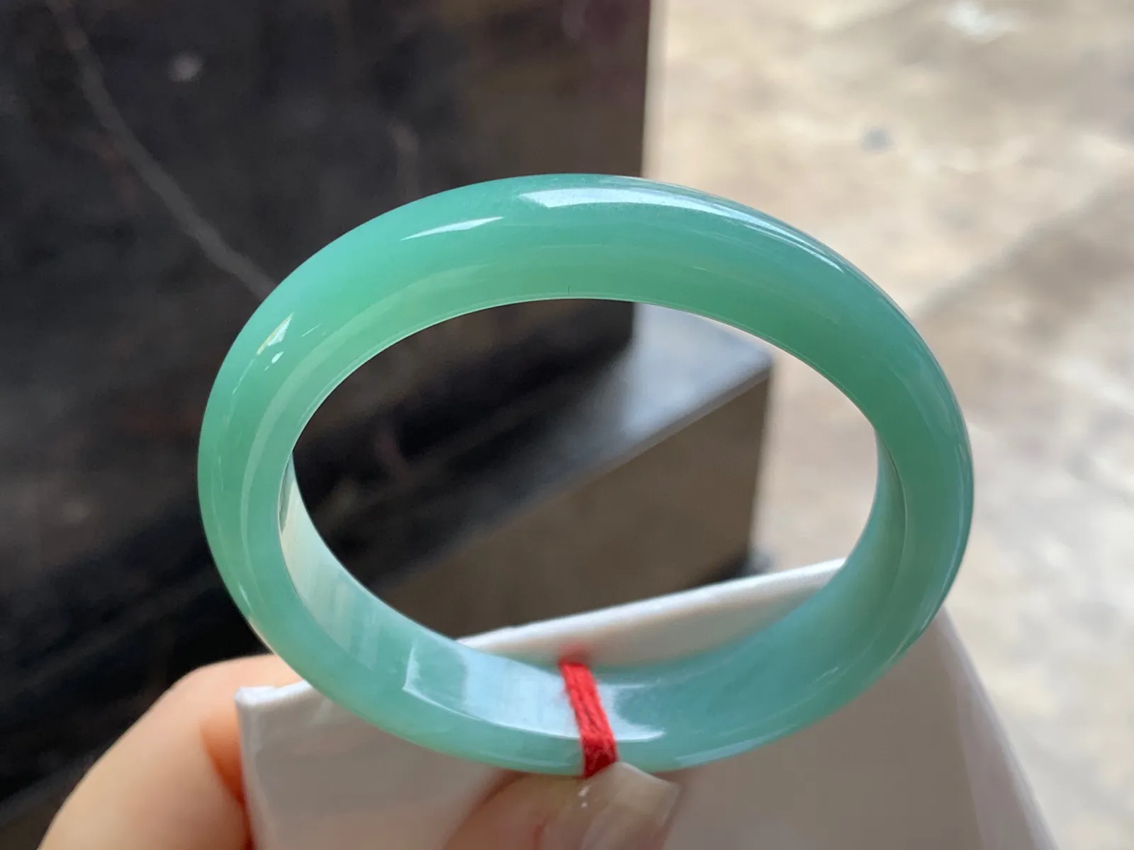 满豆绿贵妃镯
尺寸：56-11.7-7.5mm
肉质细腻干净～正圈52 53 54可以戴推荐