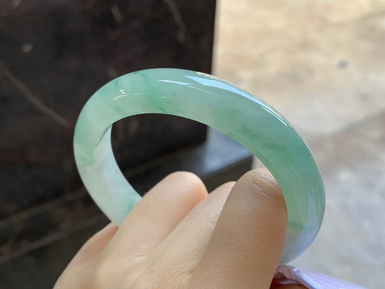 飘绿花手镯
尺寸：57.9-12.4-8.2mm
水润十足～绿花点缀上手好看