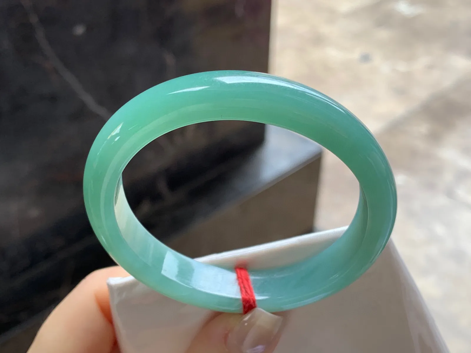 满豆绿贵妃镯
尺寸：56-11.7-7.5mm
肉质细腻干净～正圈52 53 54可以戴推荐
