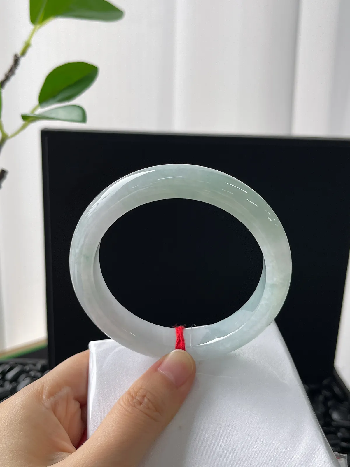 正圈58.8圈口，冰糯晴绿，底妆冰润细腻，底色清雅