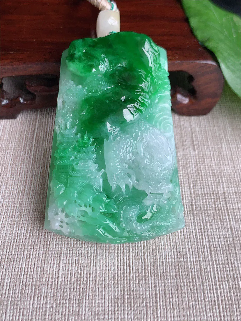 缅甸a货翡翠ddj老坑冰润飘绿龙牌吊坠 整体61.4×39×14mm 74.30