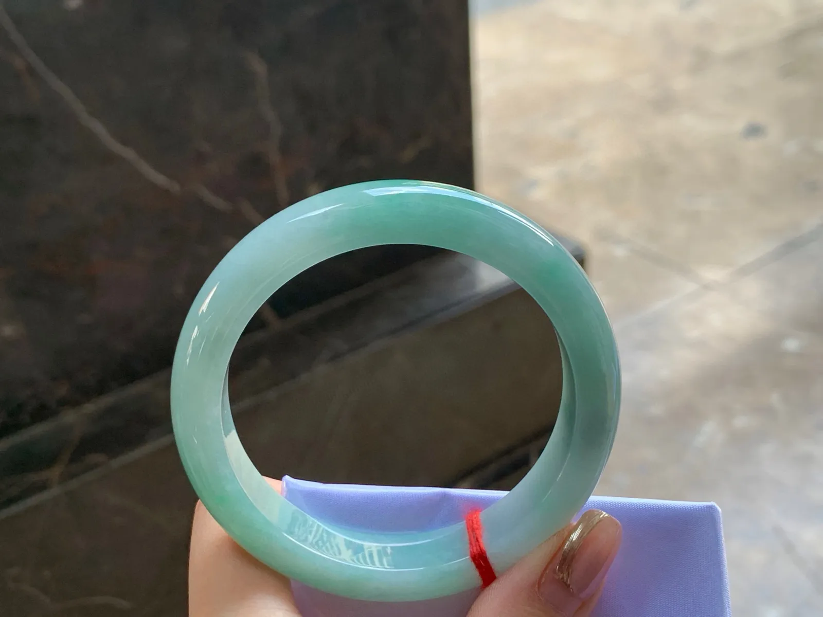 带色手镯
尺寸：55.5-12.4-8.5mm
底子细腻干净～绿色点缀