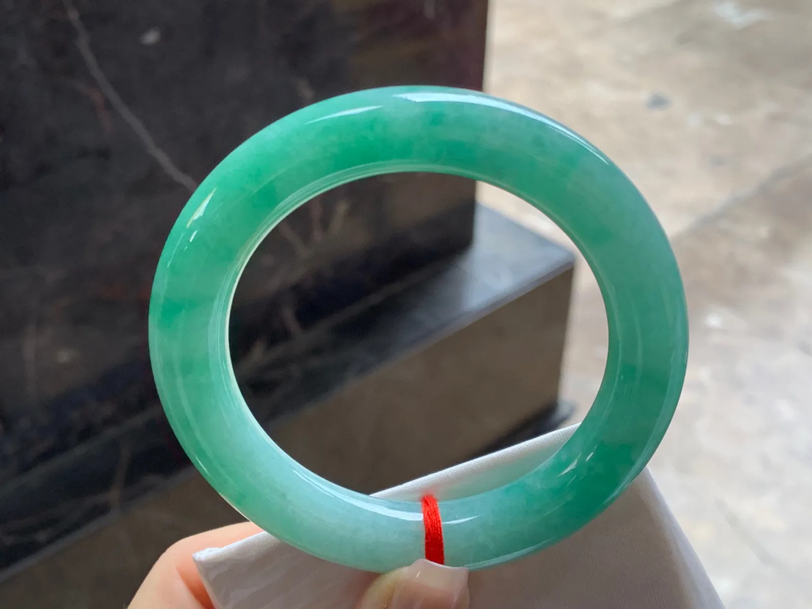 满色圆条手镯
尺寸：59-11.7mm
底色均匀大圈口 上手好看