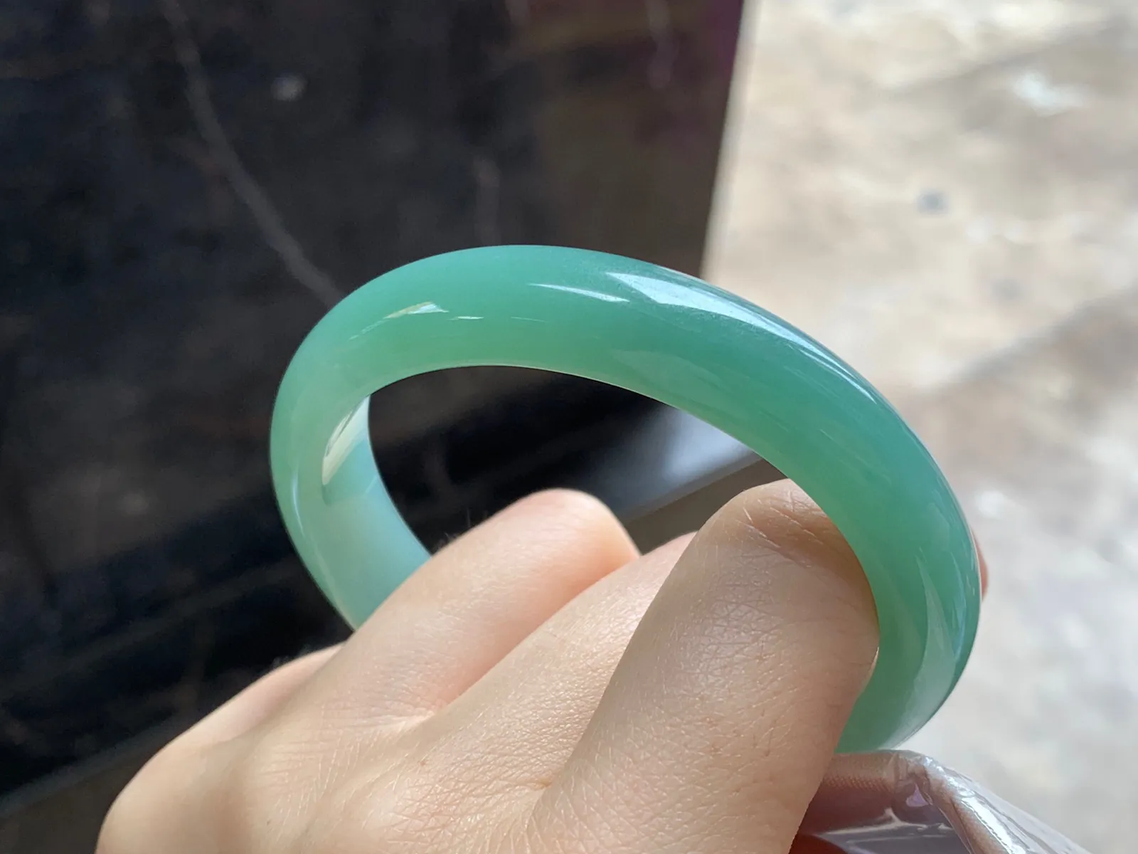 满豆绿贵妃镯
尺寸：56-11.7-7.5mm
肉质细腻干净～正圈52 53 54可以戴推荐