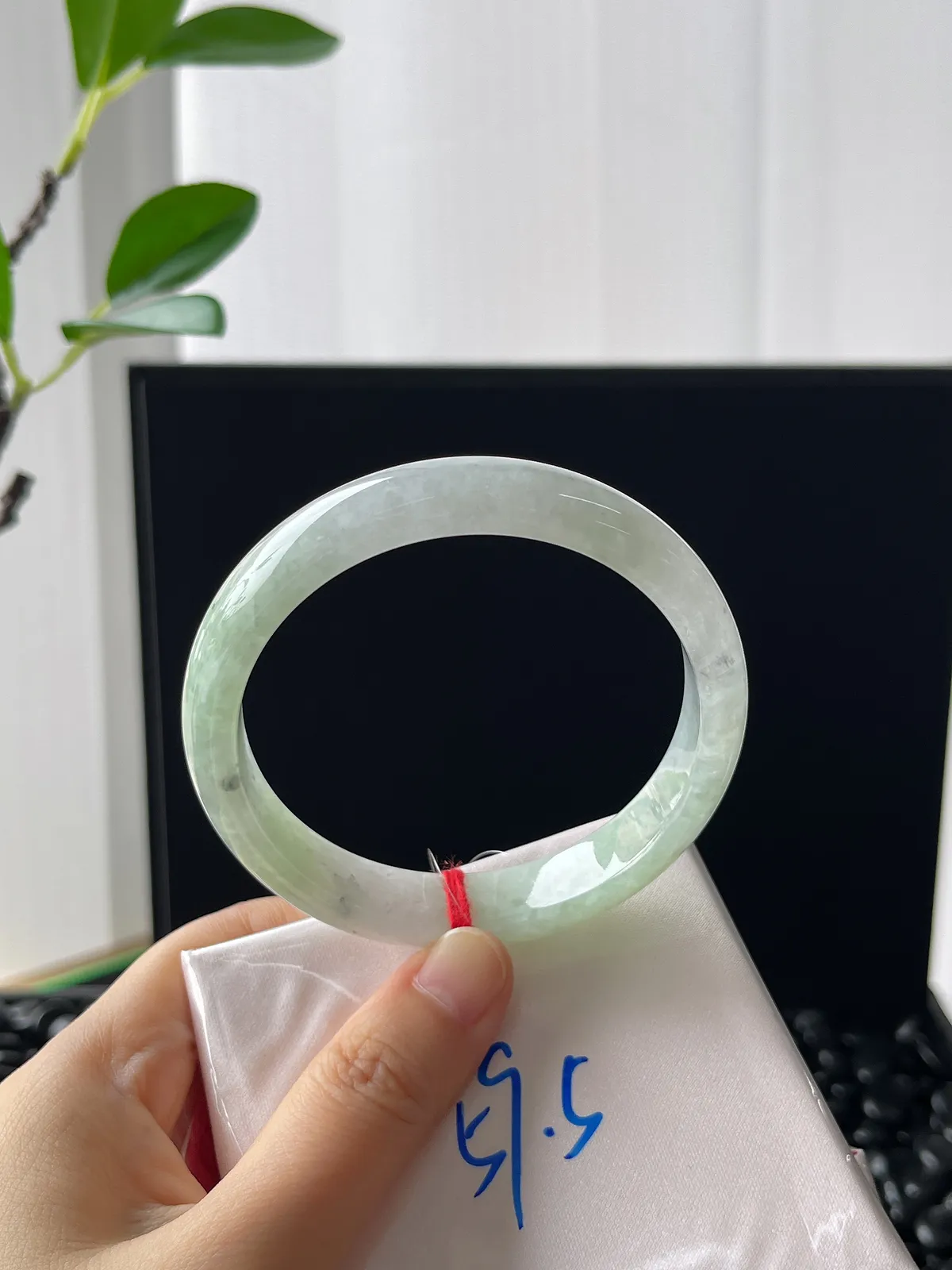 正圈60圈口，翡翠冰糯种淡绿色手镯