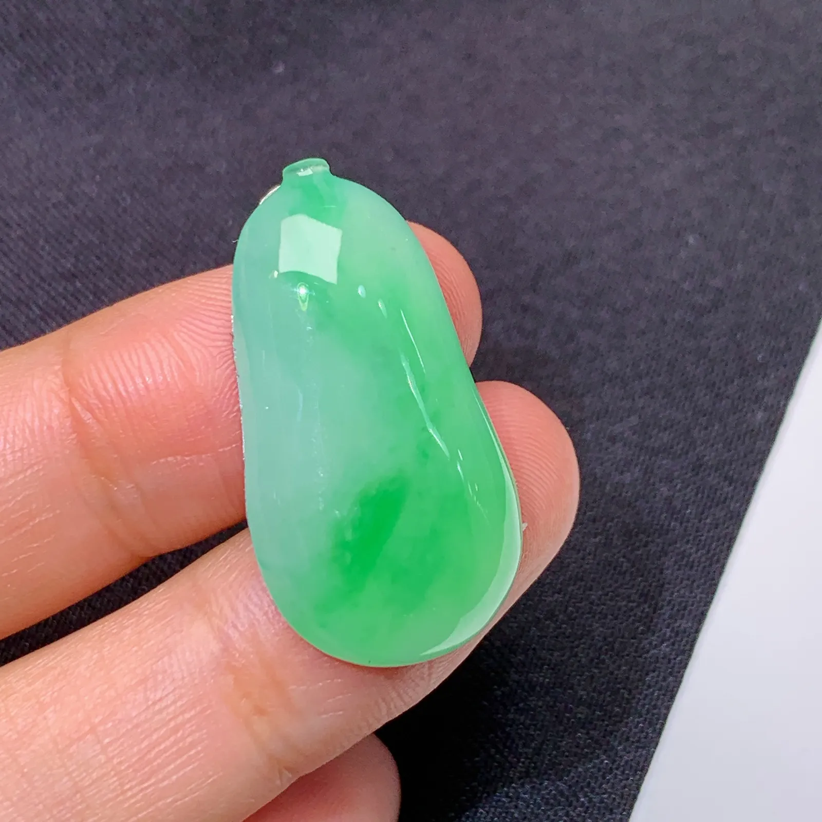 冰飘绿的福瓜，镶嵌佳品，冰润色阳，种水足 尺寸27.7*15.1*4.8