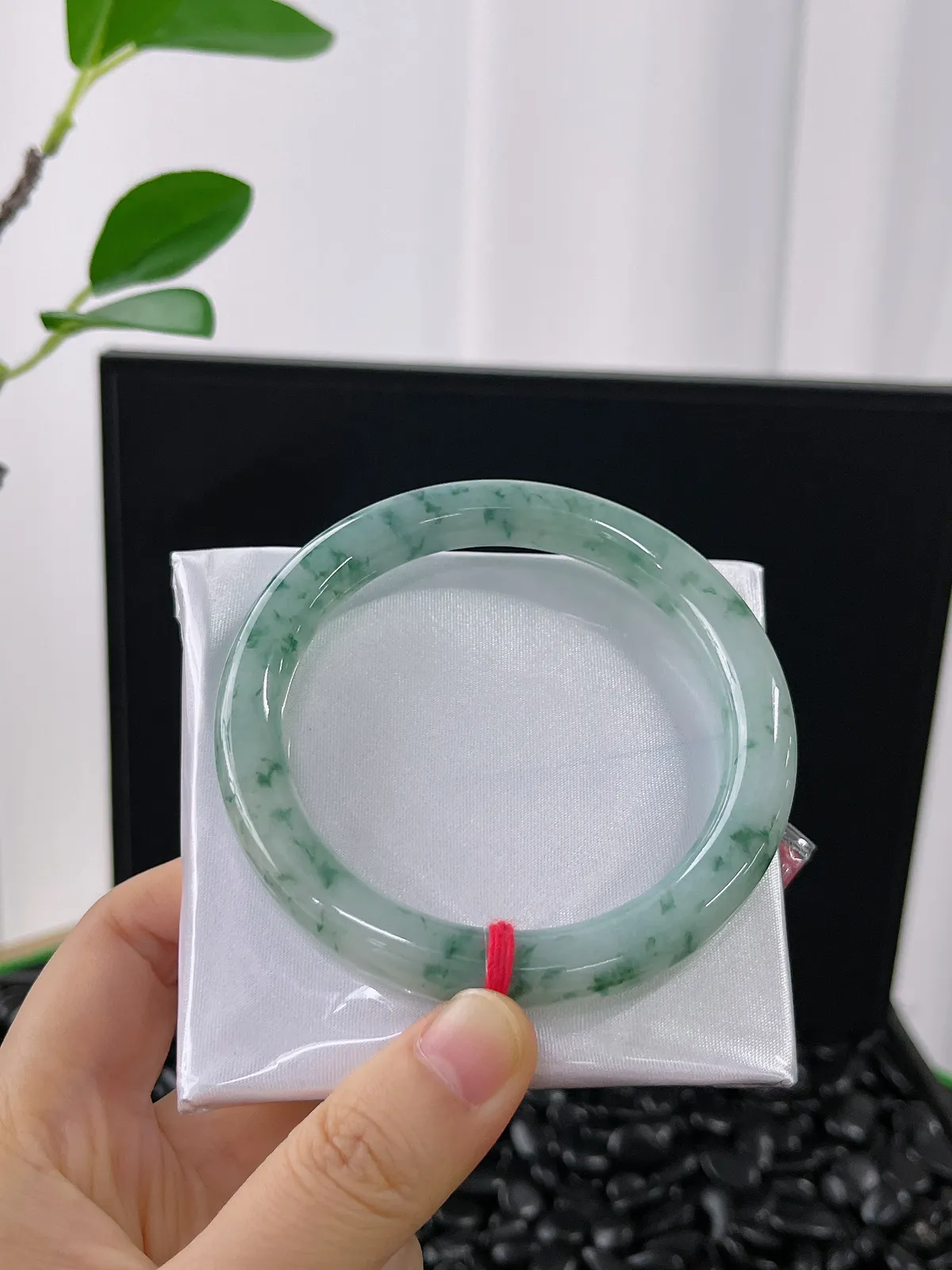 圆镯58圈口，糯种飘蓝花手镯