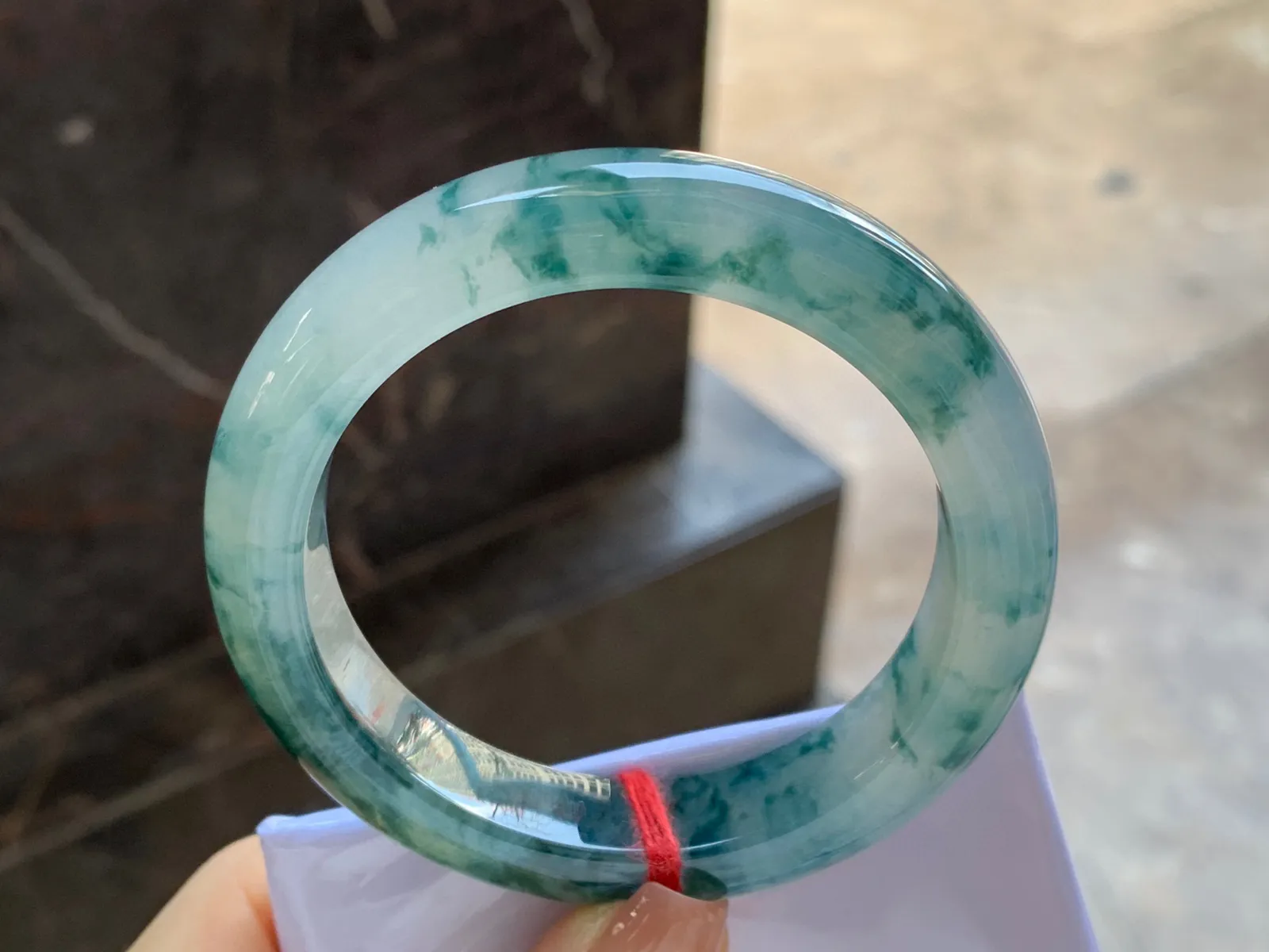 冰种飘花手镯
尺寸：55.6-12.2-9.6mm
种水 飘花浓郁泥鳅背条形 上手耐看