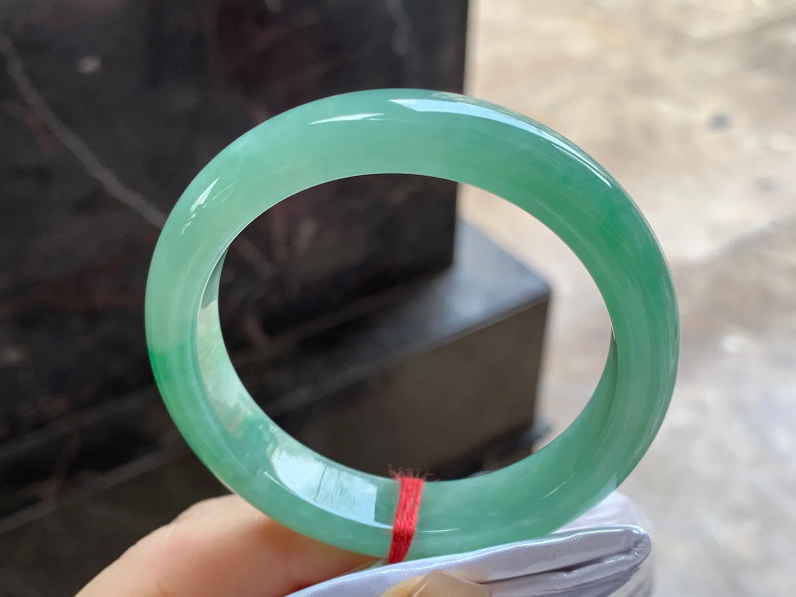 带色手镯
尺寸：52.2-11.9-8.2mm
底子细腻干净～绿色浓郁上手好看