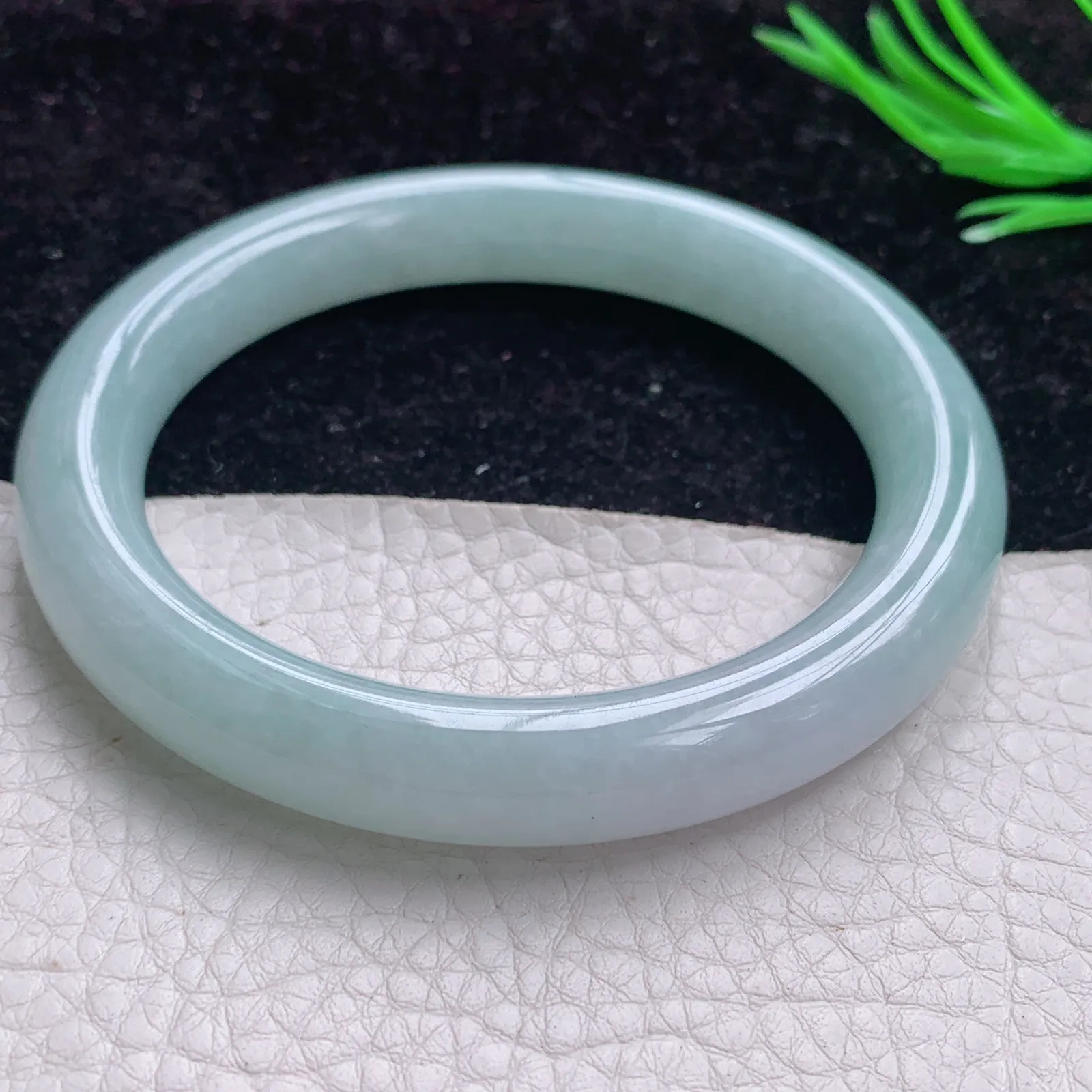 js实拍 大圈口62*11*10.3美人镯！天然缅甸翡翠A货纯美圆条玉镯