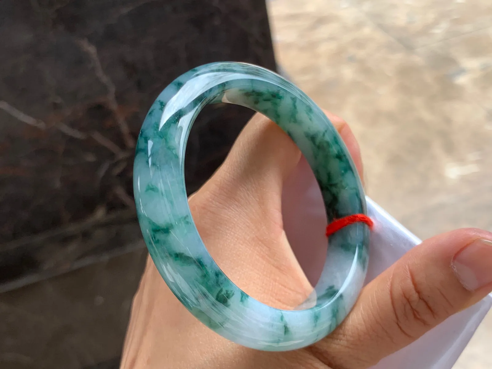 56.5-12.5-9mm
飘花手镯 底子细腻 花色独特