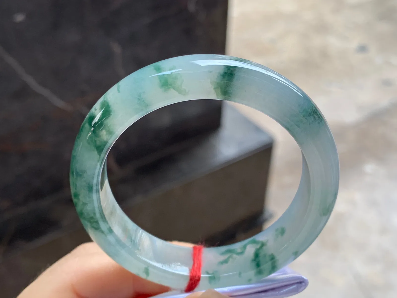 飘花手镯
尺寸：53-13.2-8.5mm
水润十足～飘花浓郁 上手好看
