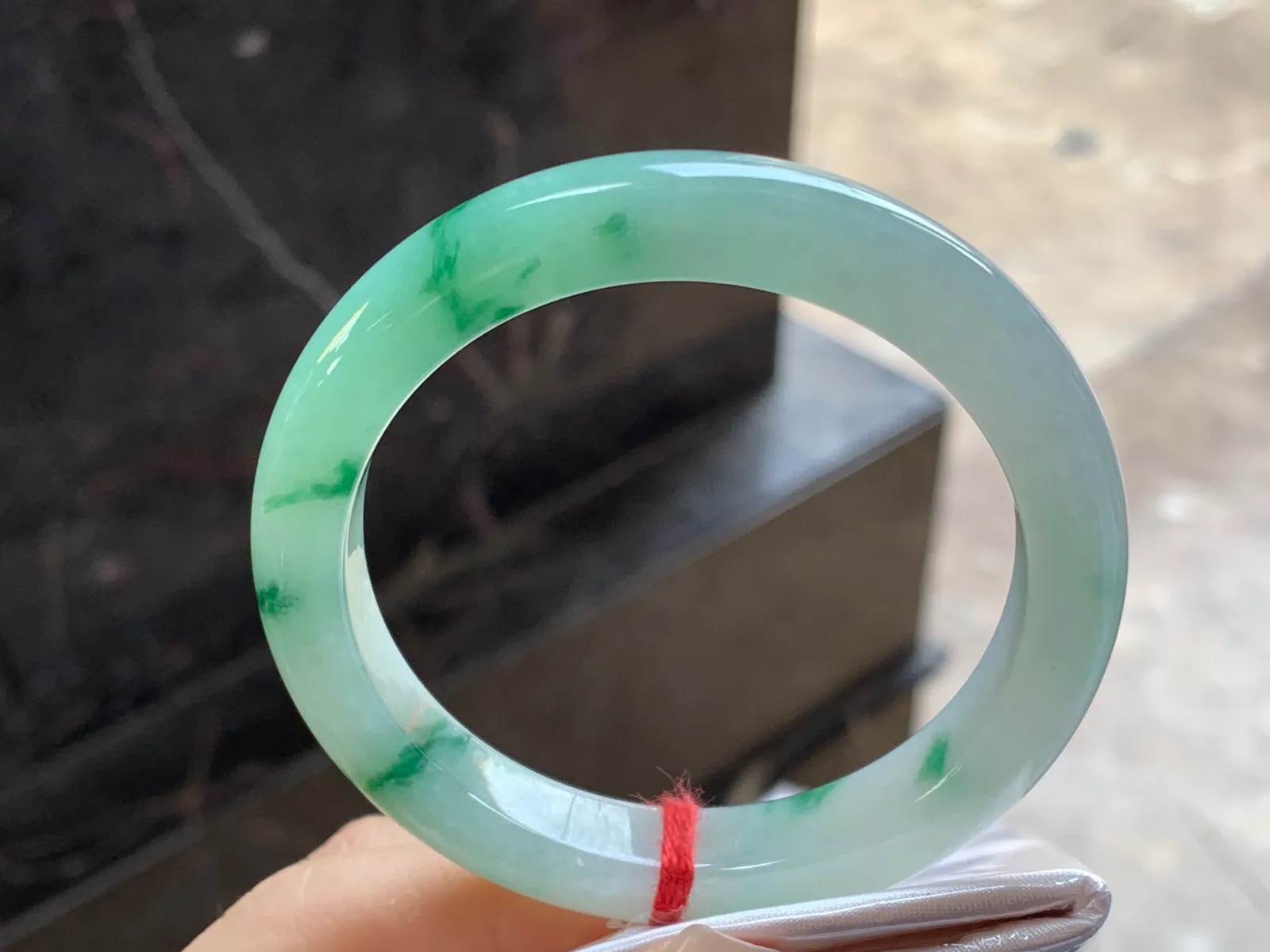 飘绿手镯
尺寸：53.8-9.9-8.2mm
料子细腻干净～很耐看推荐