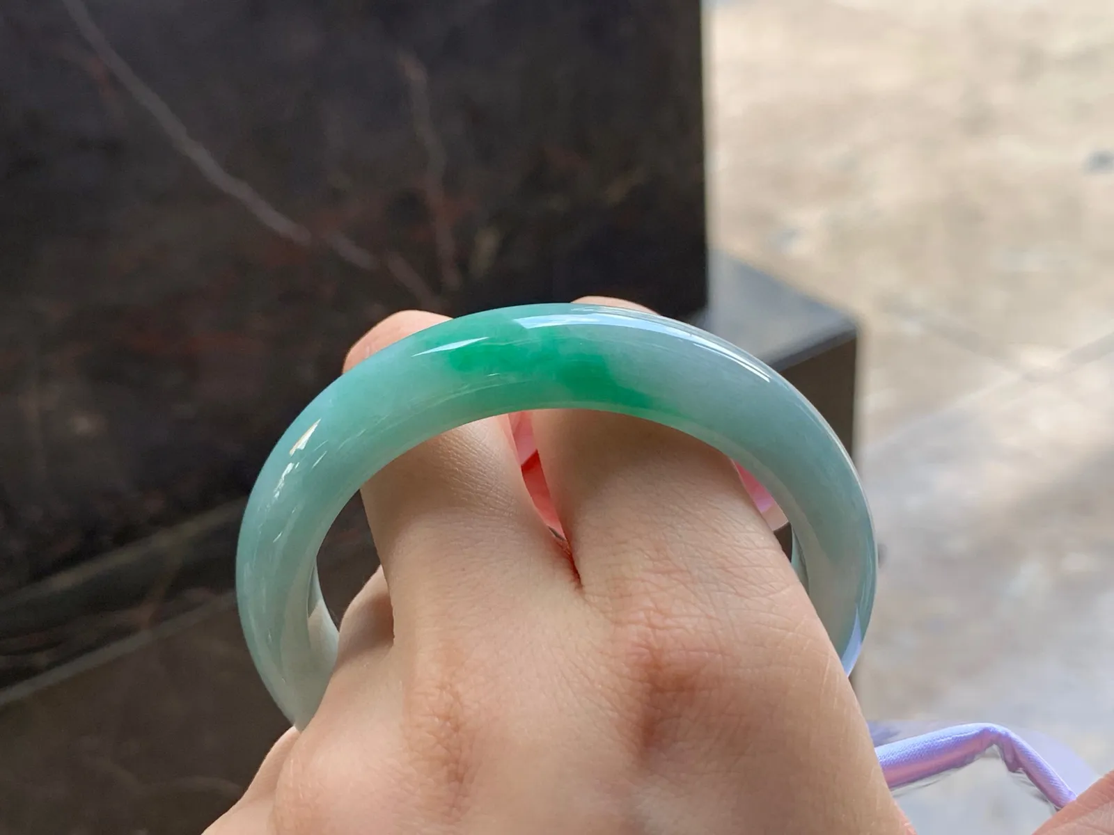 带色手镯
尺寸：55.5-12.4-8.5mm
底子细腻干净～绿色点缀
