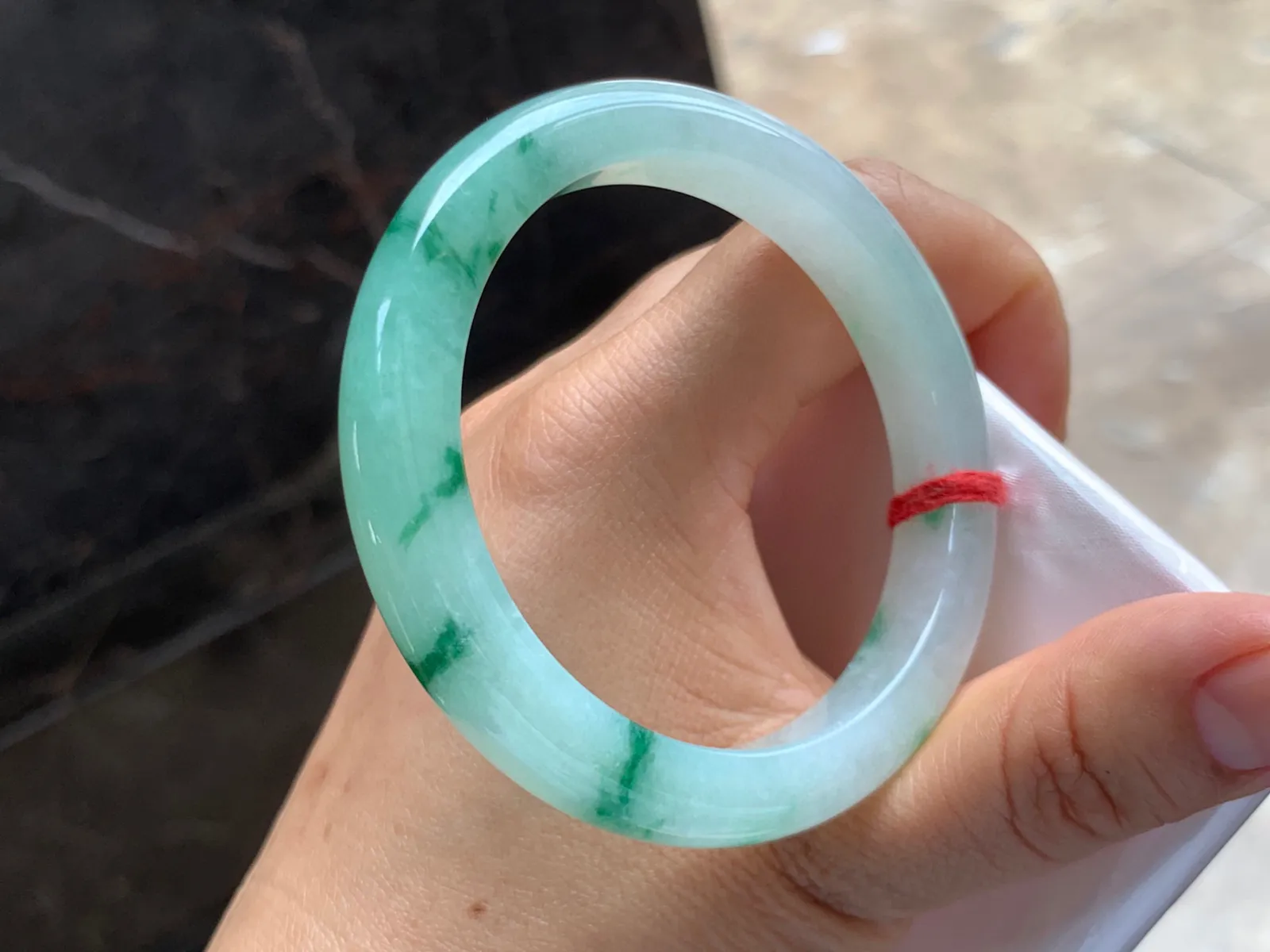54-10-8mm
飘花手镯 底子细腻干净 水润绿花 上手漂亮