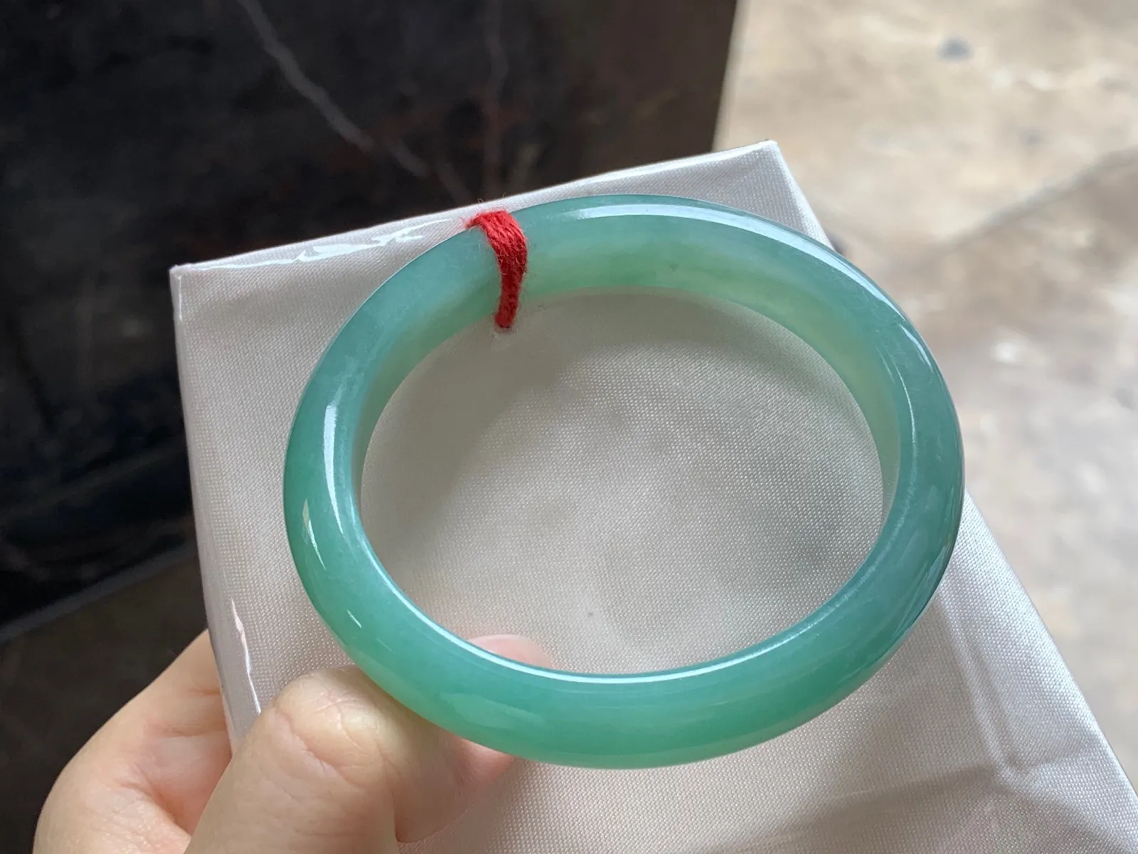 满豆绿贵妃镯
尺寸：56-11.7-7.5mm
肉质细腻干净～正圈52 53 54可以戴推荐