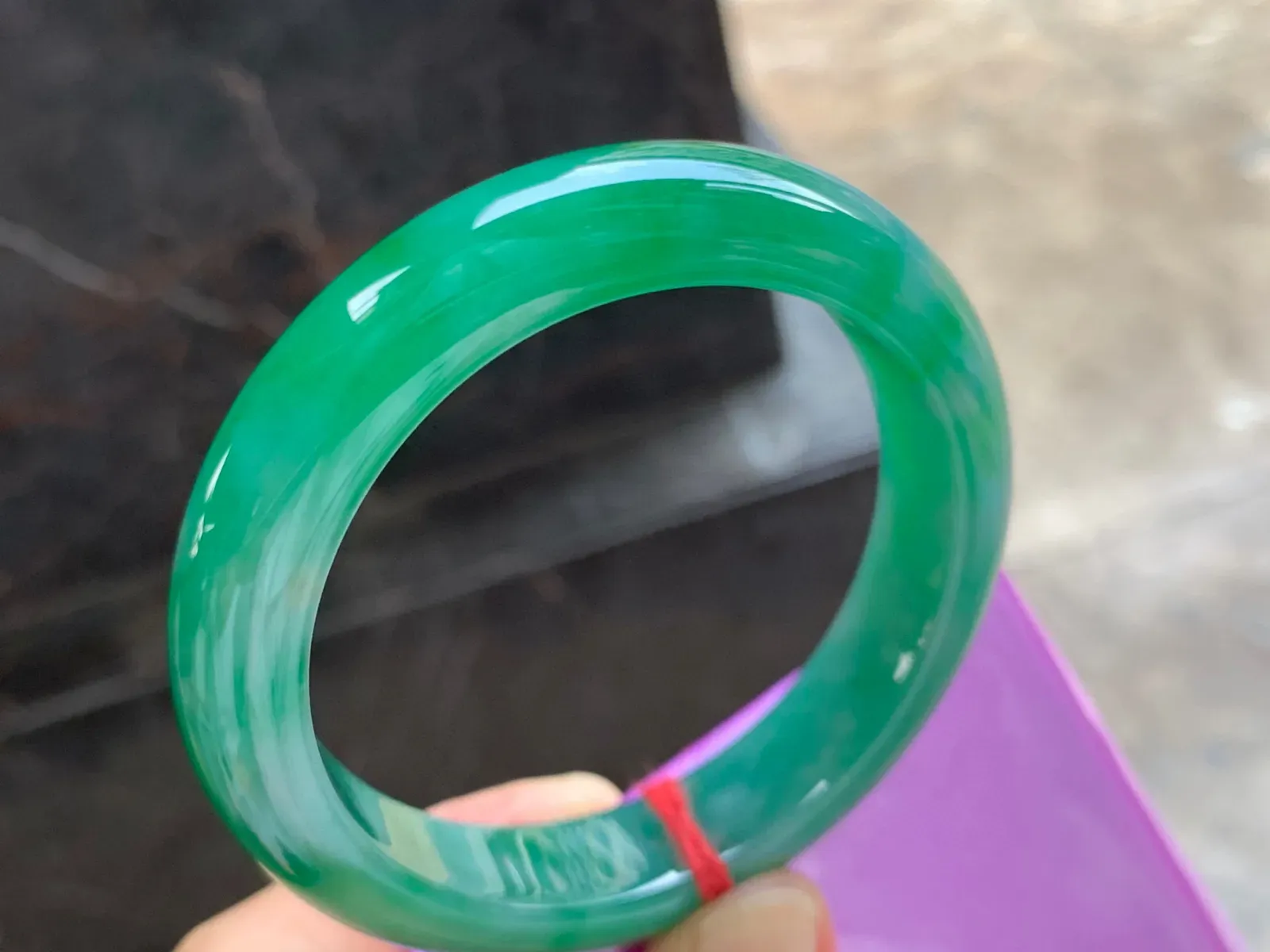 55-13-8.5mm
满色手镯 种好细腻 颜色辣绿 条形优秀 上手大气