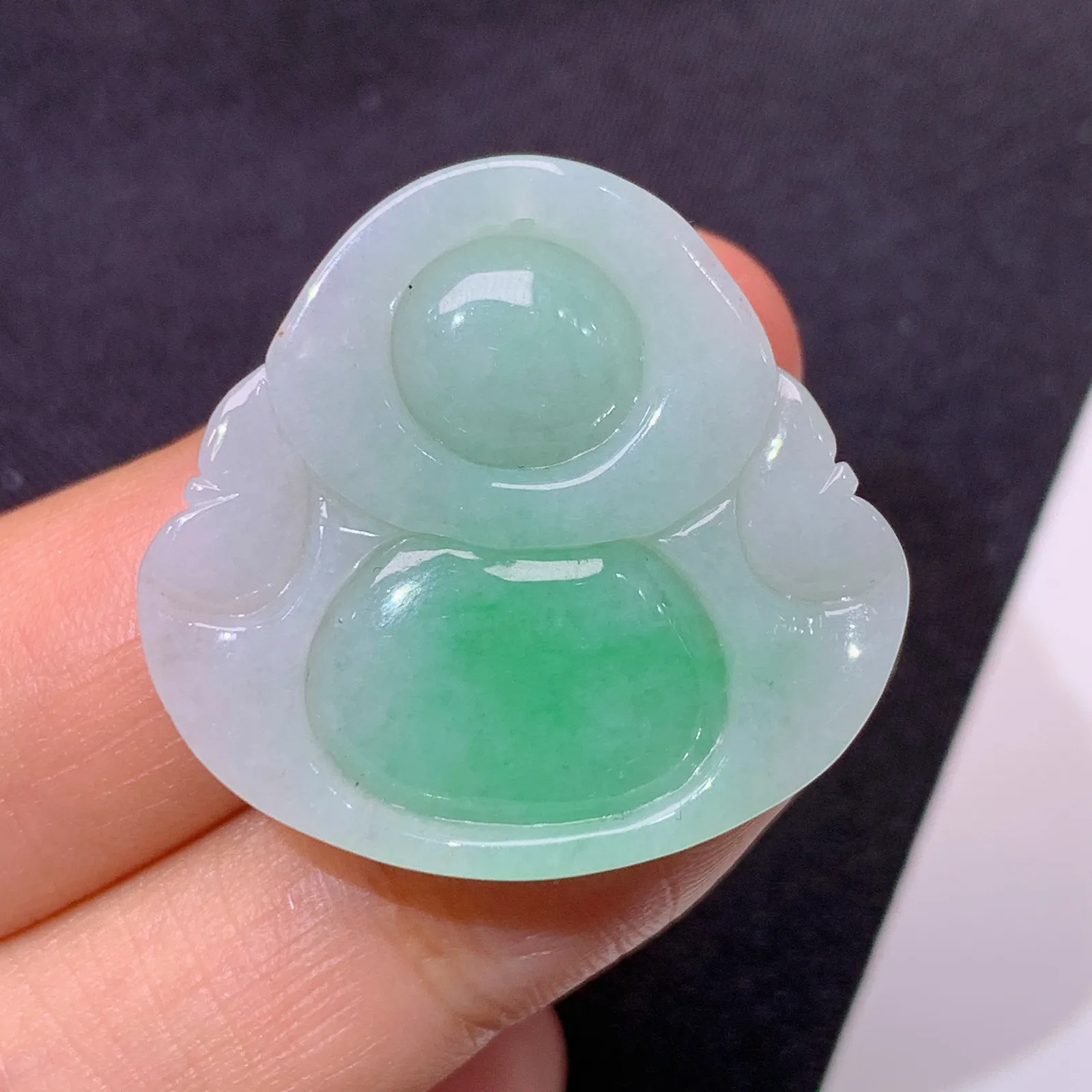 飘绿笑佛吊坠 冰润色阳，品相饱满，种水足 尺寸26.3*25*6.1