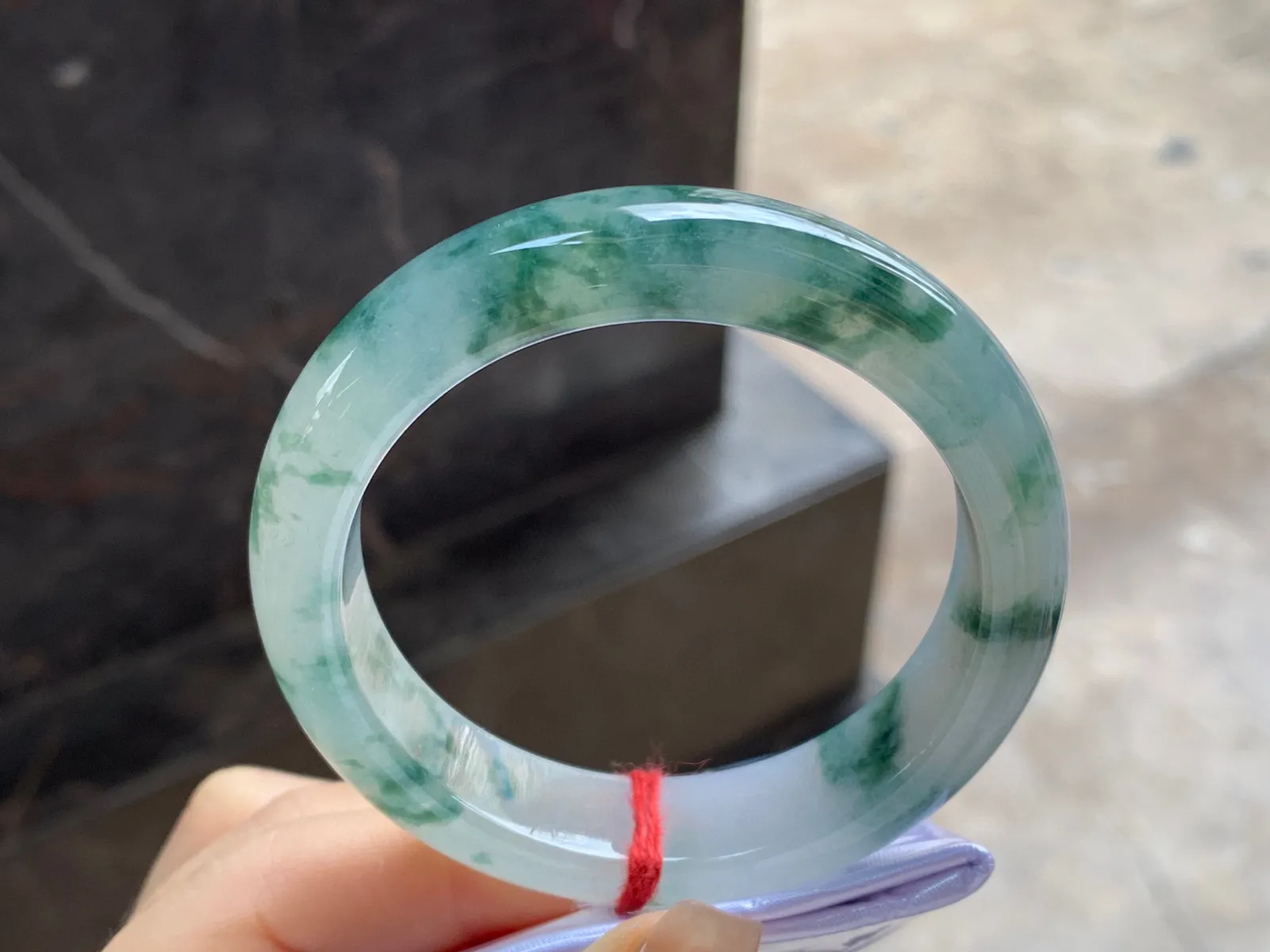 飘花手镯
尺寸：53-13.2-8.5mm
水润十足～飘花浓郁 上手好看
