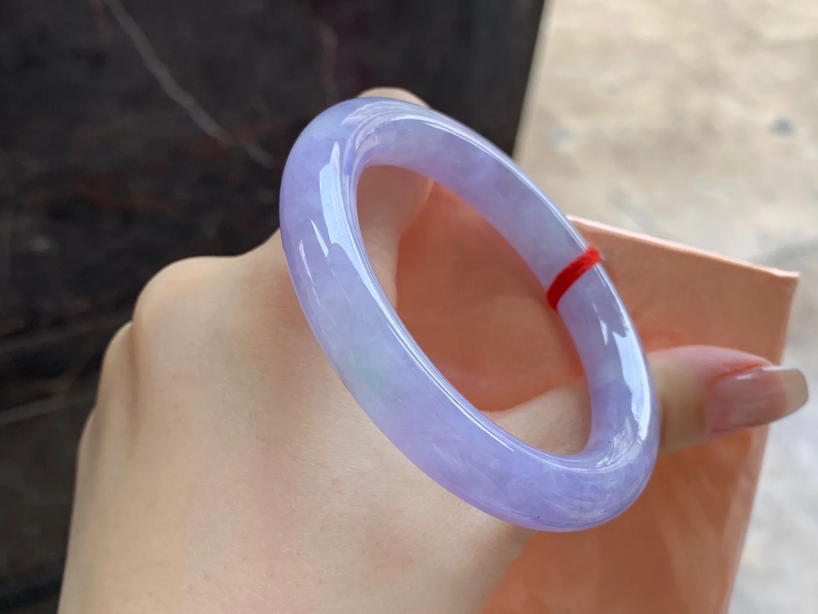 紫罗兰圆条手镯
尺寸：51.5-10mm
颜色浓郁～上手好看 晶体略粗需要包容