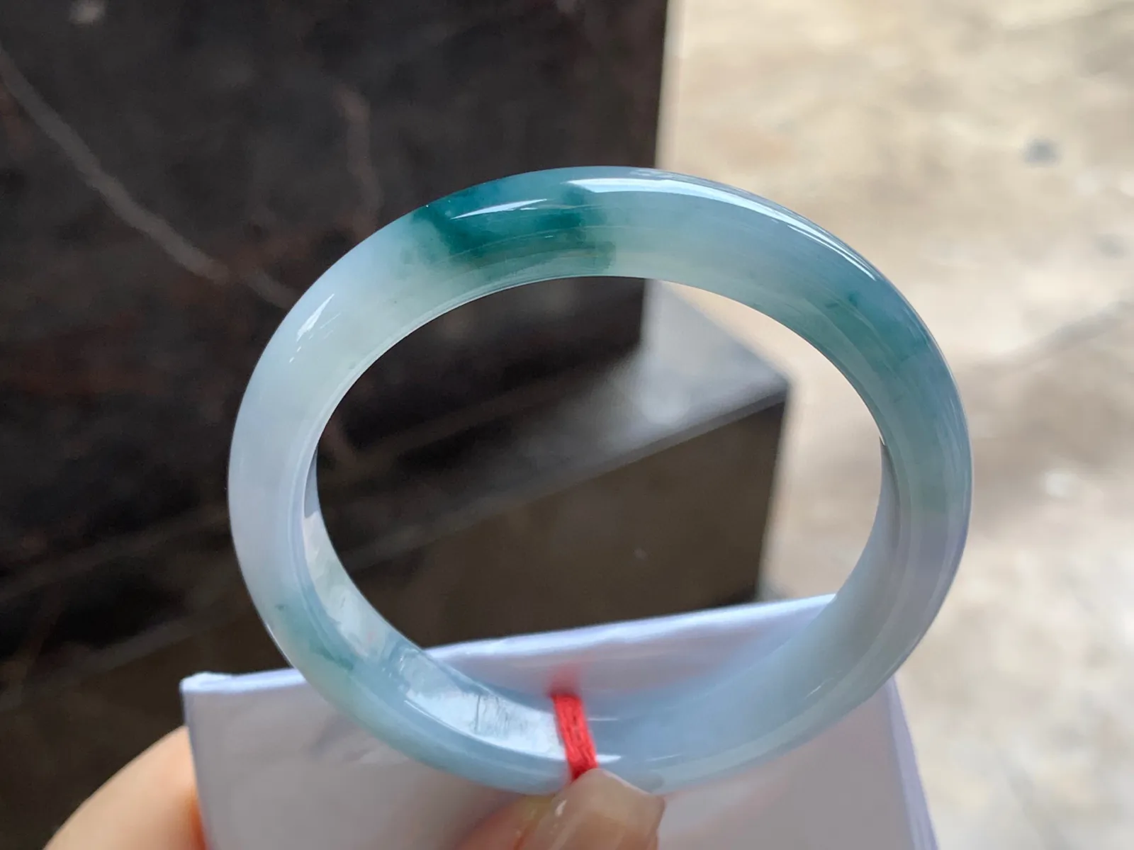 飘花手镯
尺寸：53.5-10.4-7.5mm
底子细腻干净～飘花点缀推荐气质