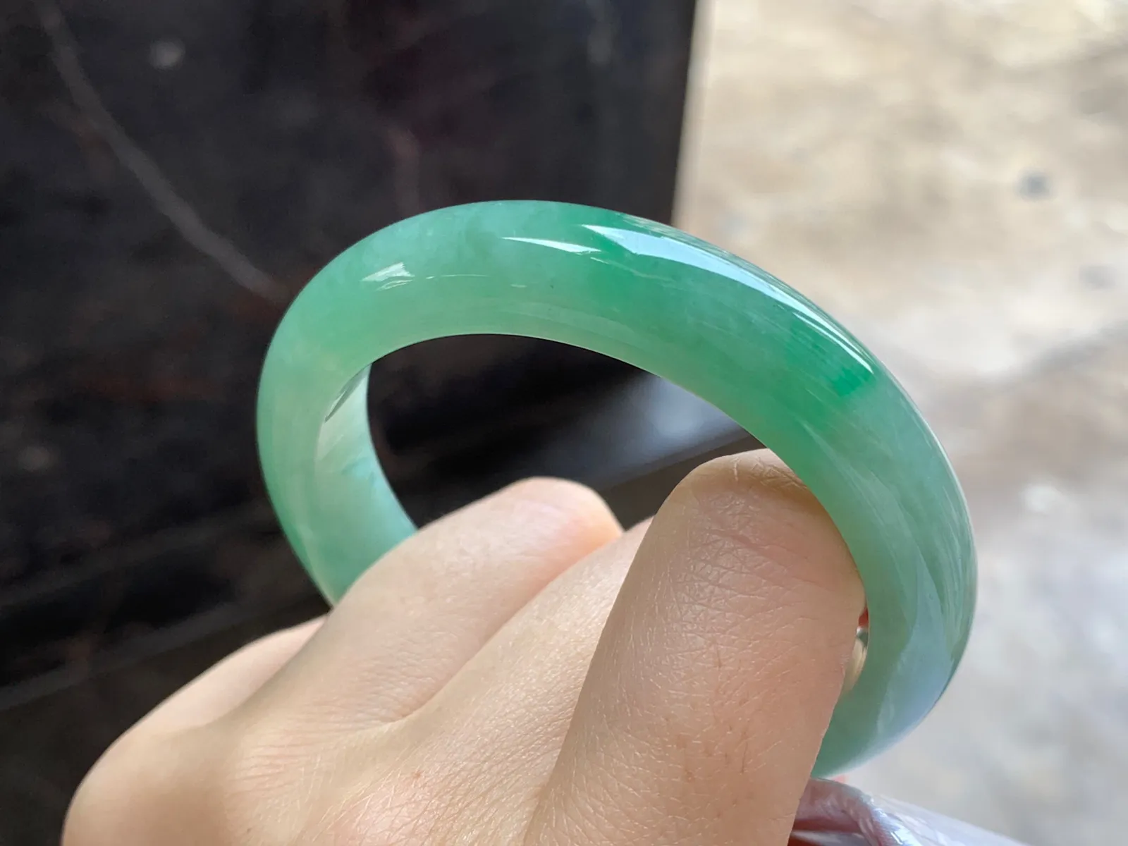 带色手镯
尺寸：52.2-11.9-8.2mm
底子细腻干净～绿色浓郁上手好看