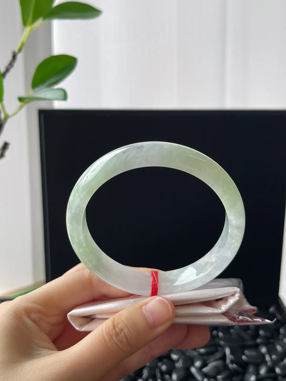 正圈60圈口，翡翠冰糯种淡绿色手镯