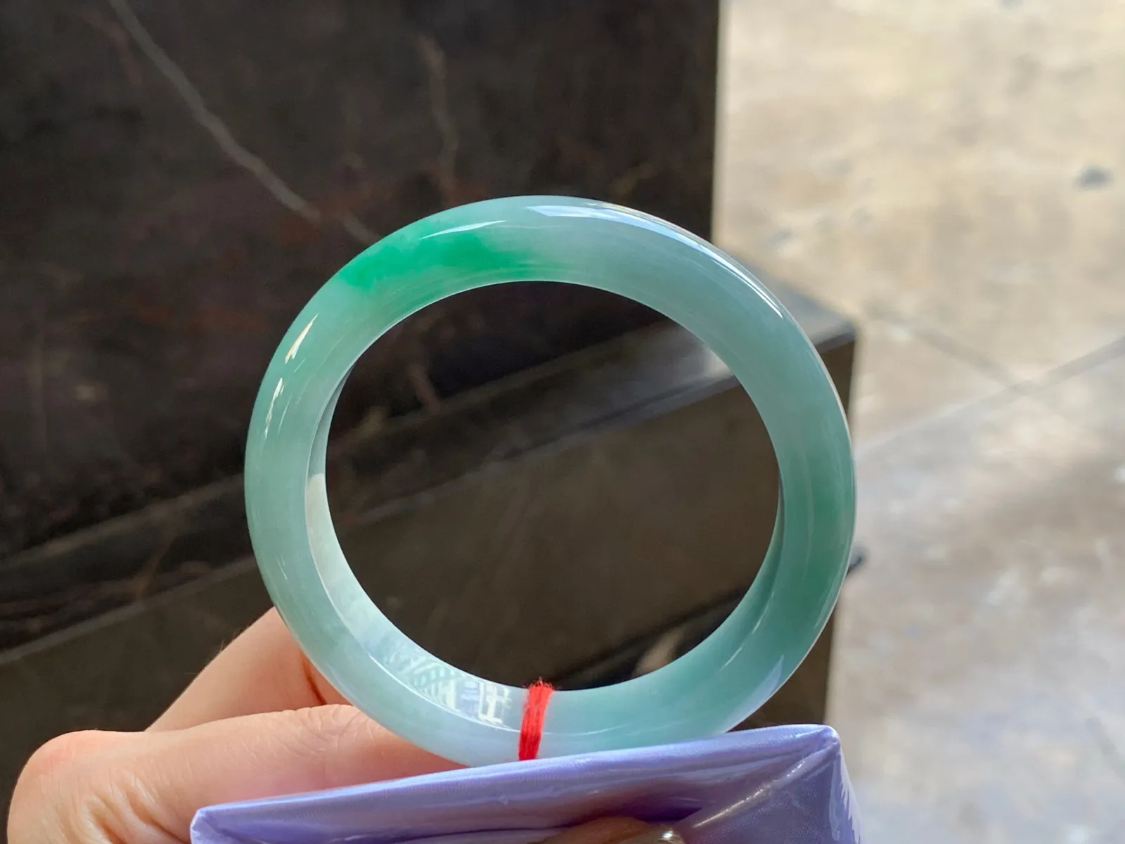 带色手镯
尺寸：55.5-12.4-8.5mm
底子细腻干净～绿色点缀
