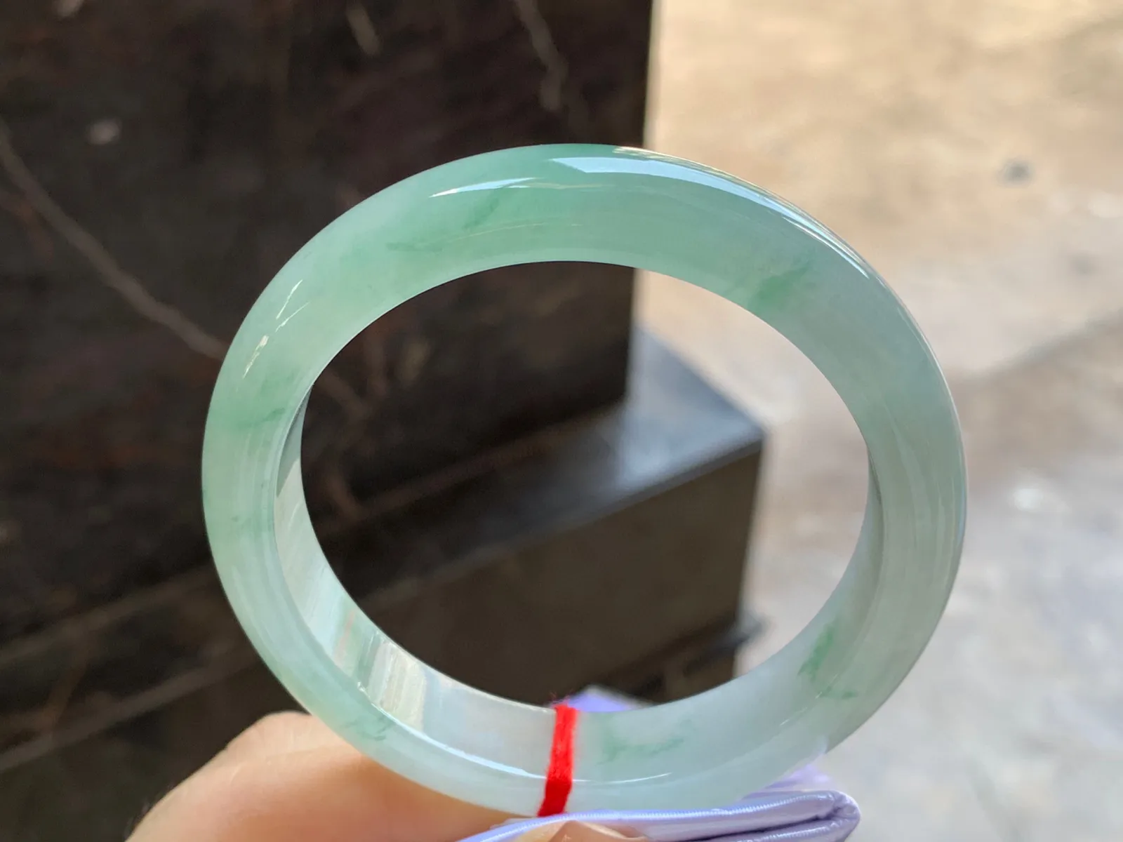 飘绿花手镯
尺寸：57.9-12.4-8.2mm
水润十足～绿花点缀上手好看