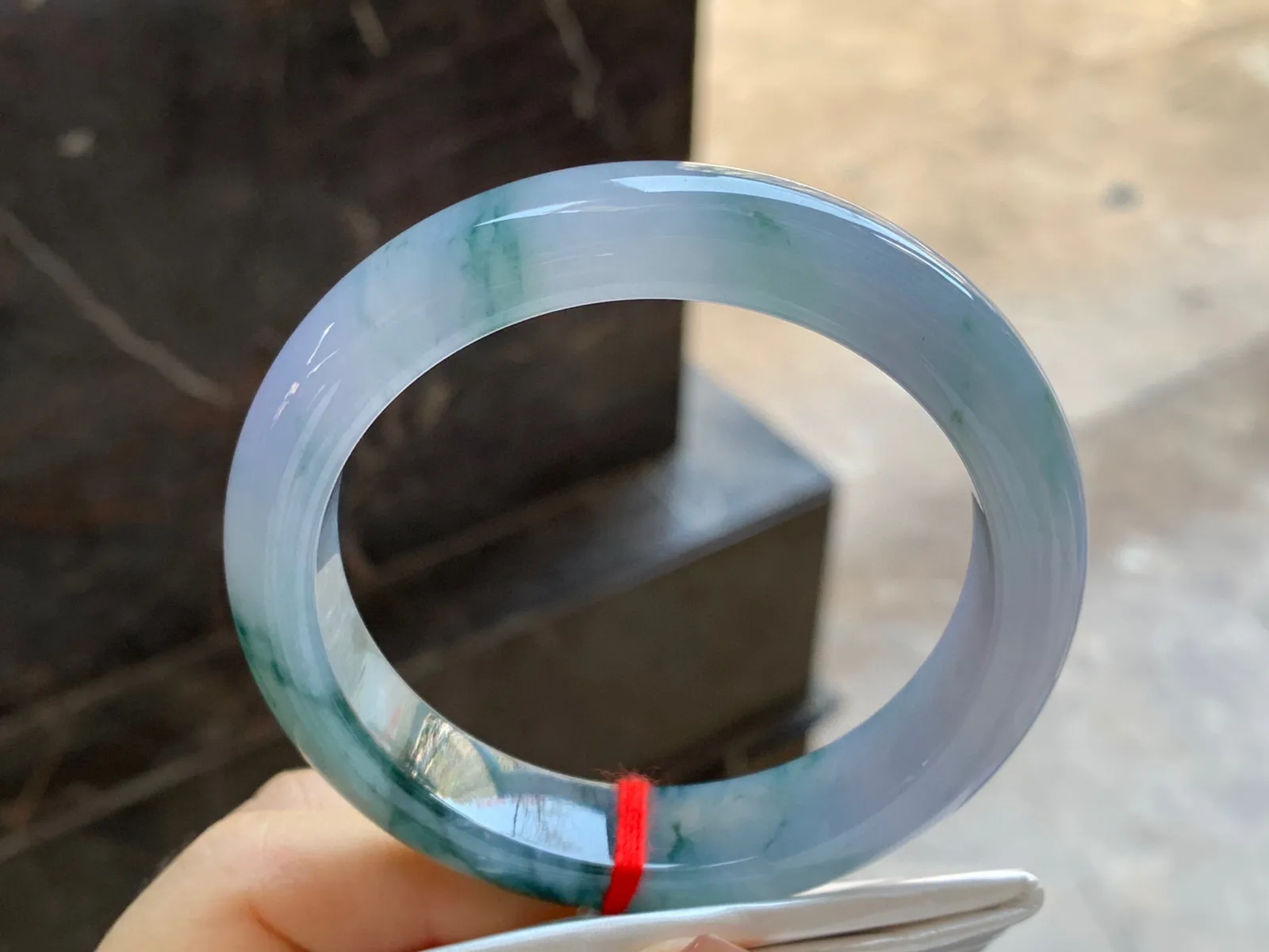 飘花手镯
尺寸：57.5-12.8-9mm
底子细腻干净～有特色的料子 上手好看