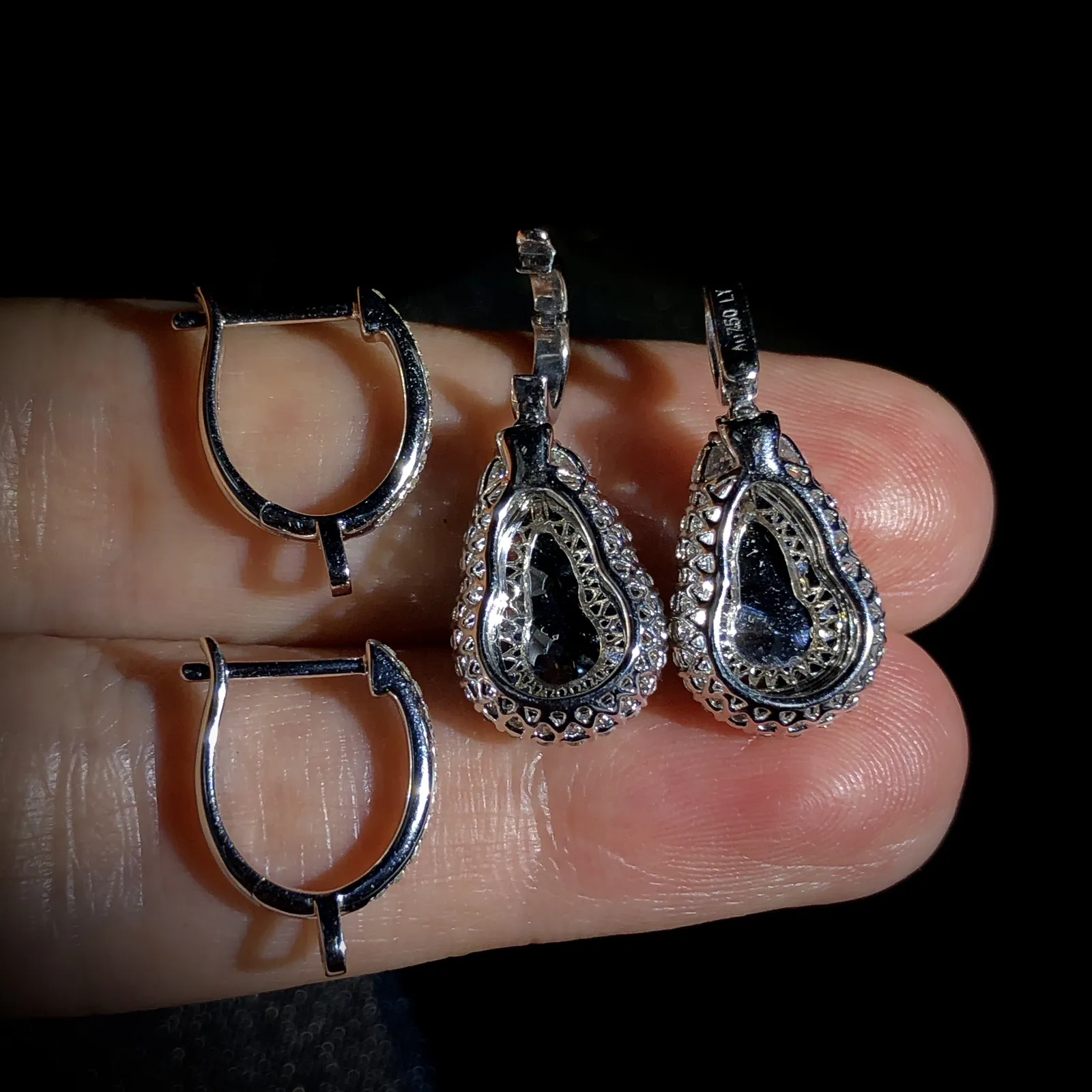 翡翠葫芦镶嵌两用款，
裸石约12.3-8.5-4.5mm，
耳坠37.5-吊坠整体22.6-10.6-7.2mm，
18K金，南非钻，。