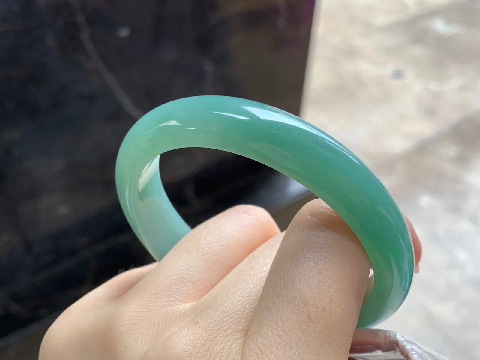 满豆绿贵妃镯
尺寸：56-11.7-7.5mm
肉质细腻干净～正圈52 53 54可以戴推荐